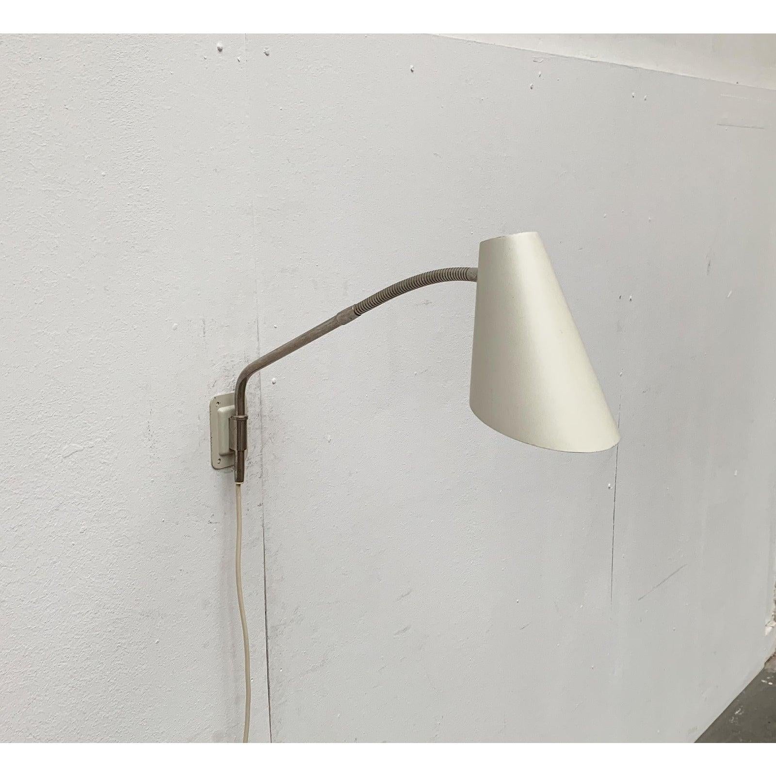 Dos apliques de pared Mid Century de Kaiser con cuello de cisne flexible.

Los paraguas de las luces son cónicos. El extremo superior del brazo está diseñado como un cuello de cisne sobre el que se puede alinear la luz. La catedral de la lámpara