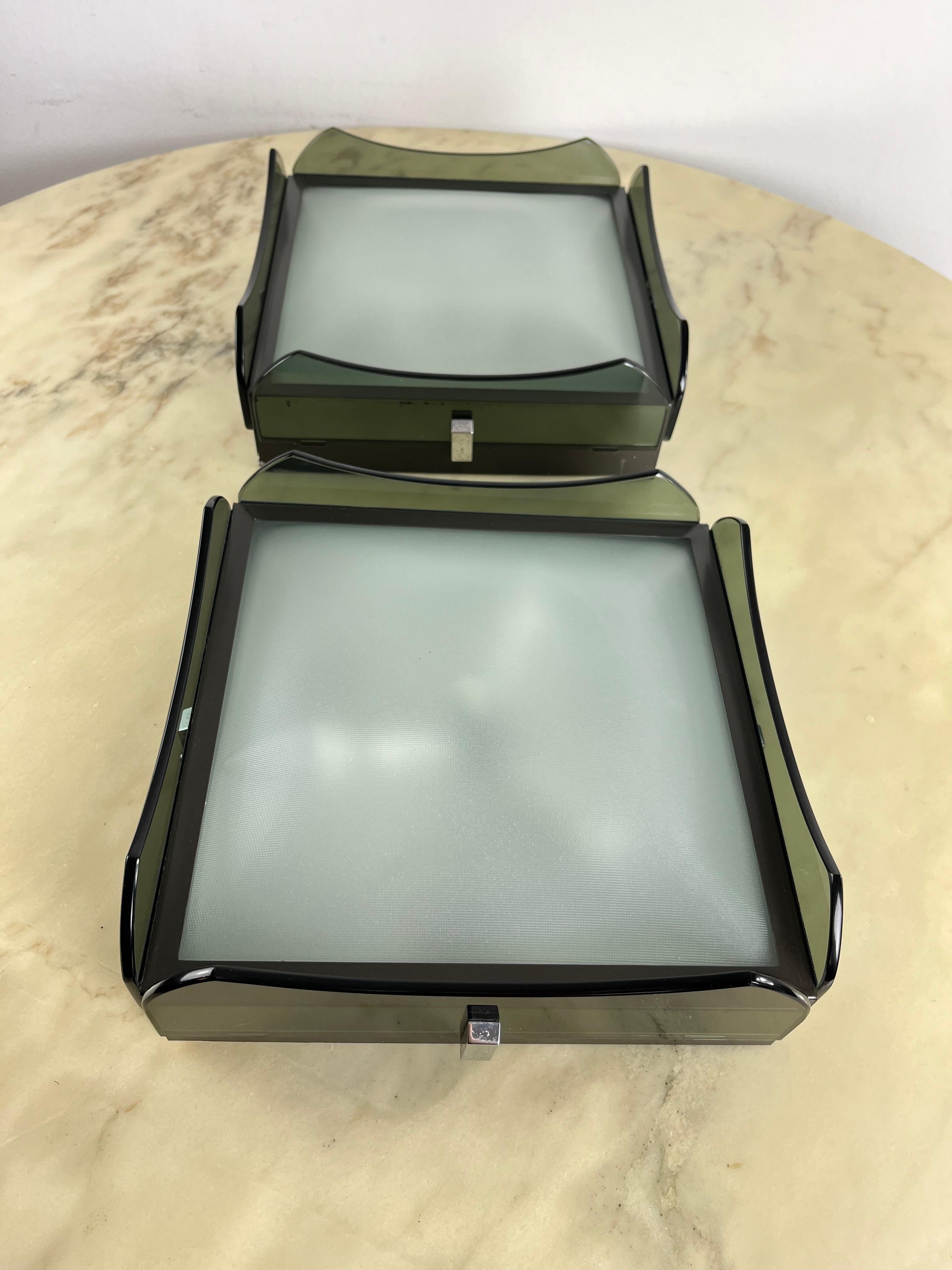 Set of 2 Mid-Century glass ceiling lights, Italian design Veca 1960s
Nile green glass, metal structure with 3 E14 lamp holders.
Intact and in good condition, small signs of aging.

We guarantee adequate packaging and will ship via DHL, insuring the