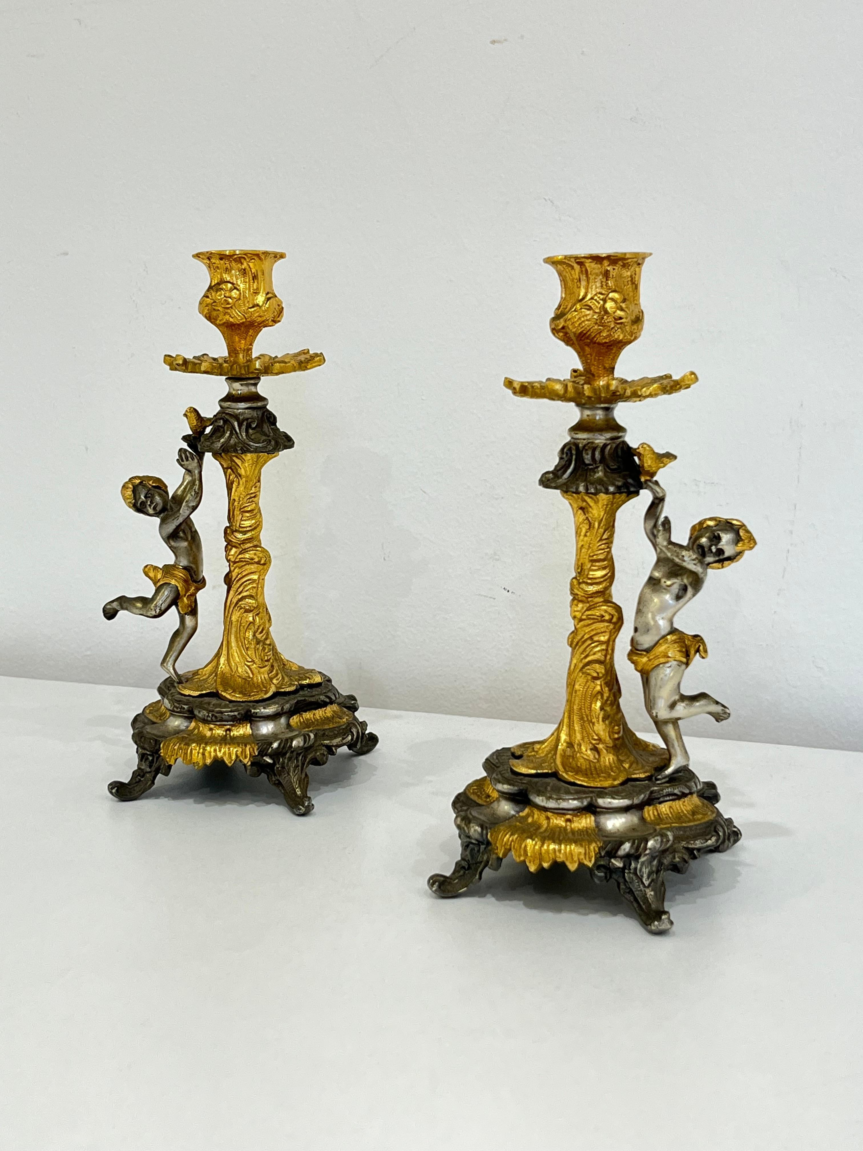 Set di 2 candelabri in peltro dorato di metà secolo 1950
Condit e in buone condizioni. Altezza 21 cm.