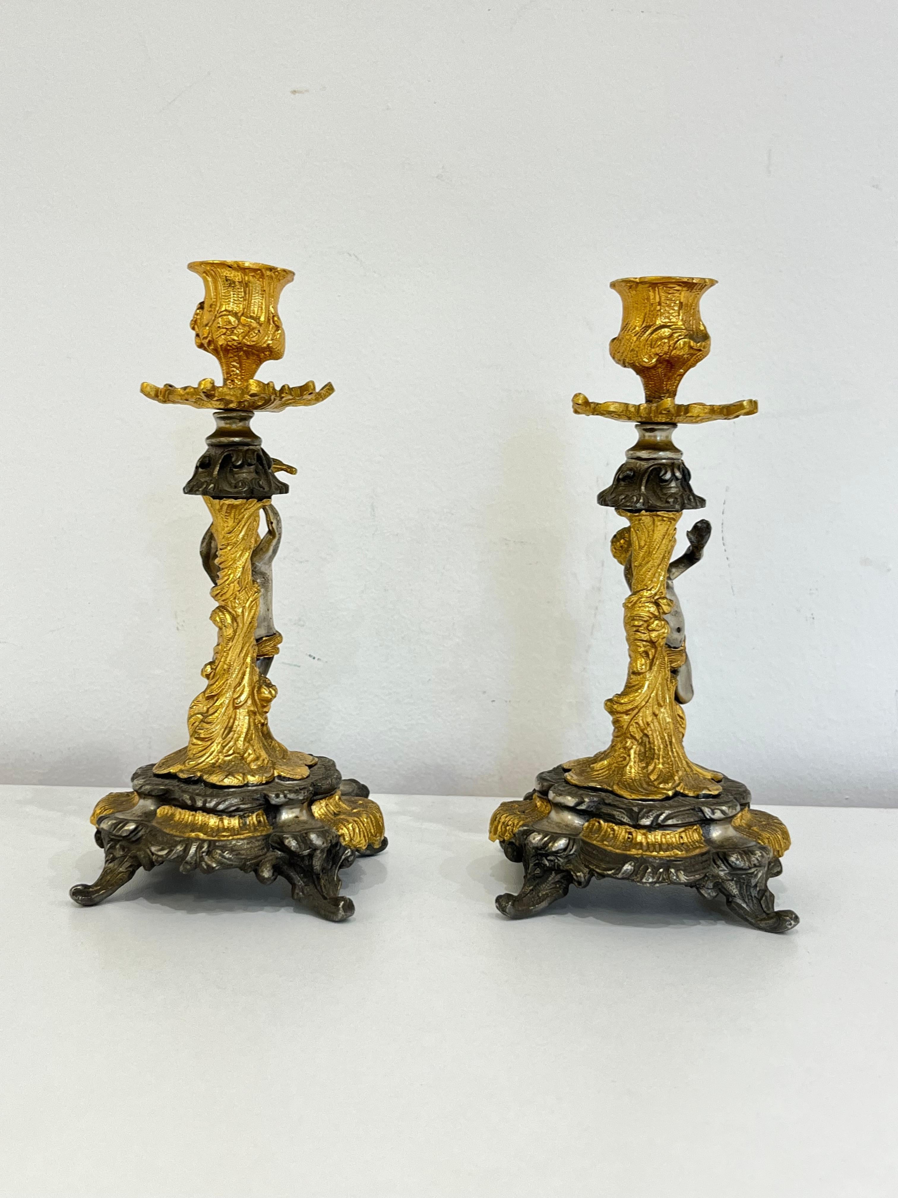 Italiano Set di 2 candelieri in peltro dorato di metà secolo 1950 in vendita