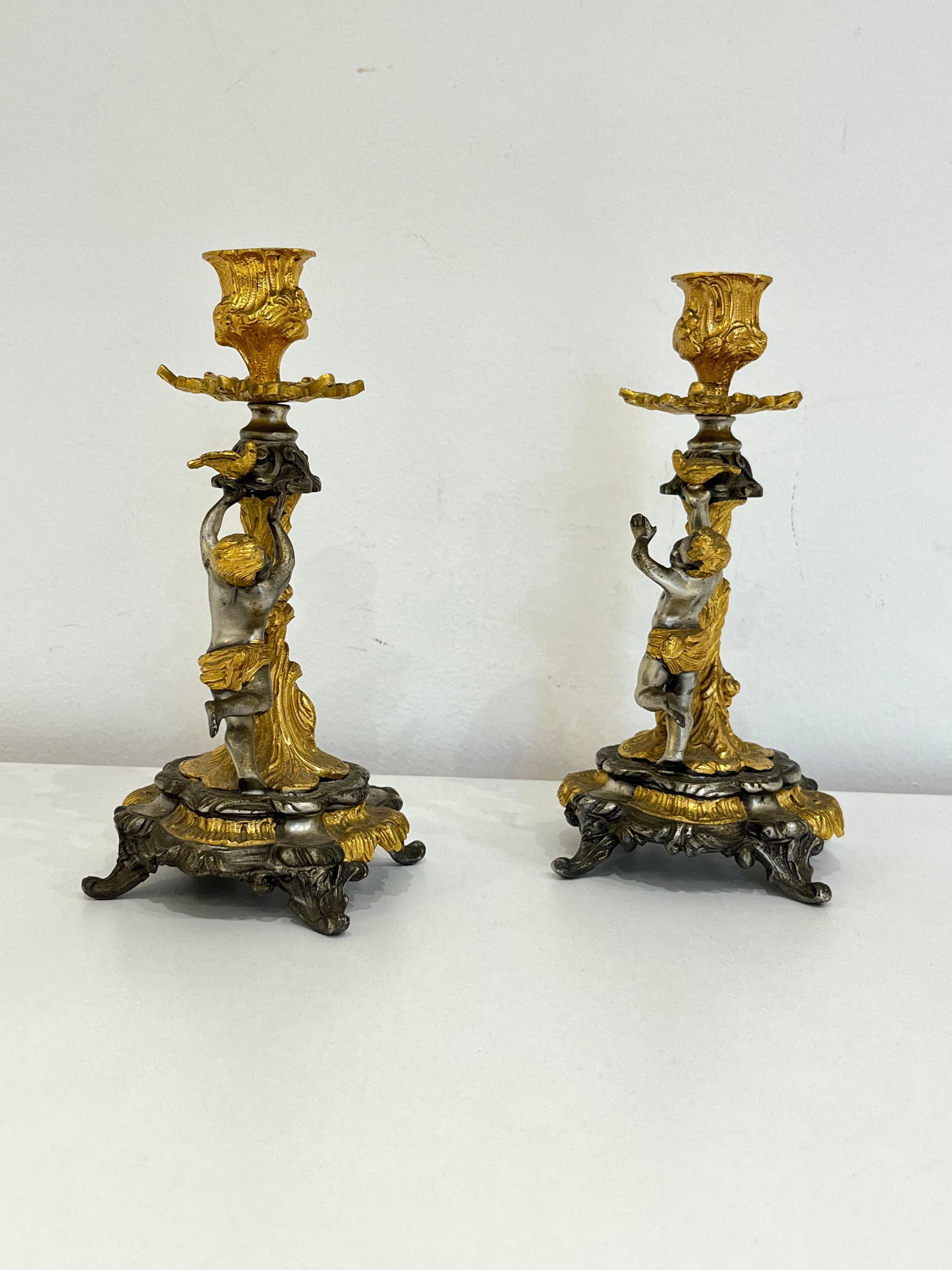 Metà XX secolo Set di 2 candelieri in peltro dorato di metà secolo 1950 in vendita