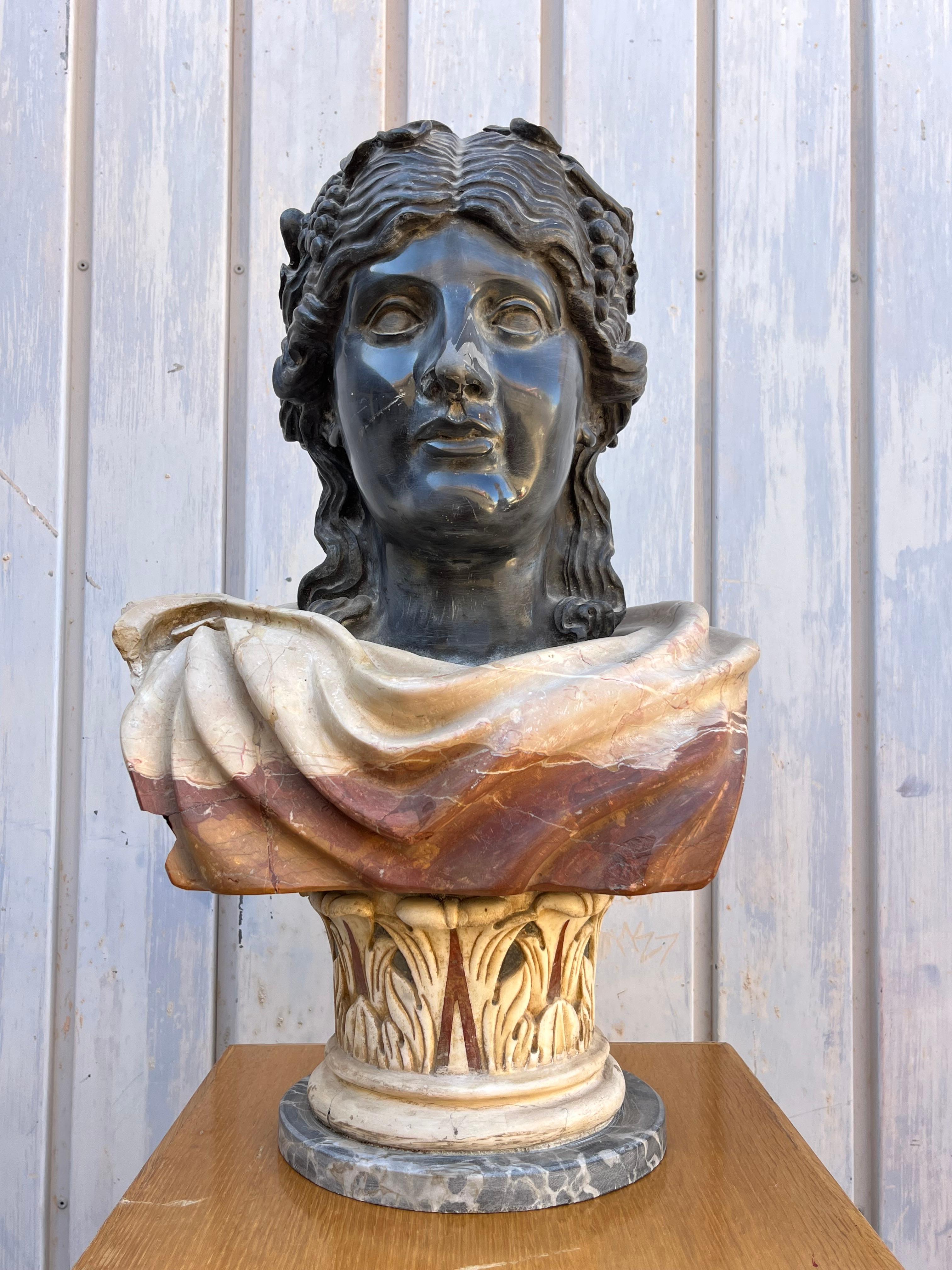 Set di 2 mezzi busti italiani di metà secolo in marmo nero belga, intarsiati in marmo di zucchero 1930
Raffigurano figure femminili neoclassiche.
Provengono da una villa nobiliare della mia città, Palermo.
Buone condizioni, piccoli segni di usura