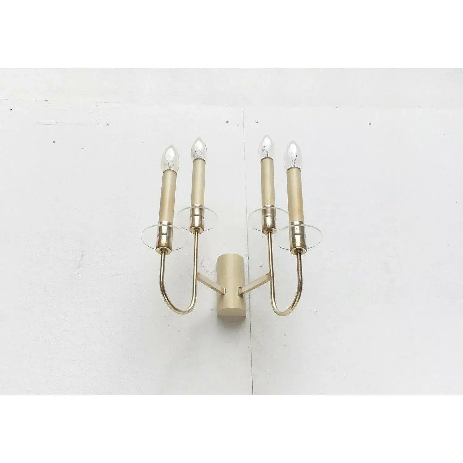 Impressionanti lampade da parete del rinomato produttore Vereinigte Werkstätten.

Eleganza classica con materiali moderni. Il linguaggio generale del design segue quello delle applique classiche dell'inizio del secolo scorso. Tuttavia, qui le forme