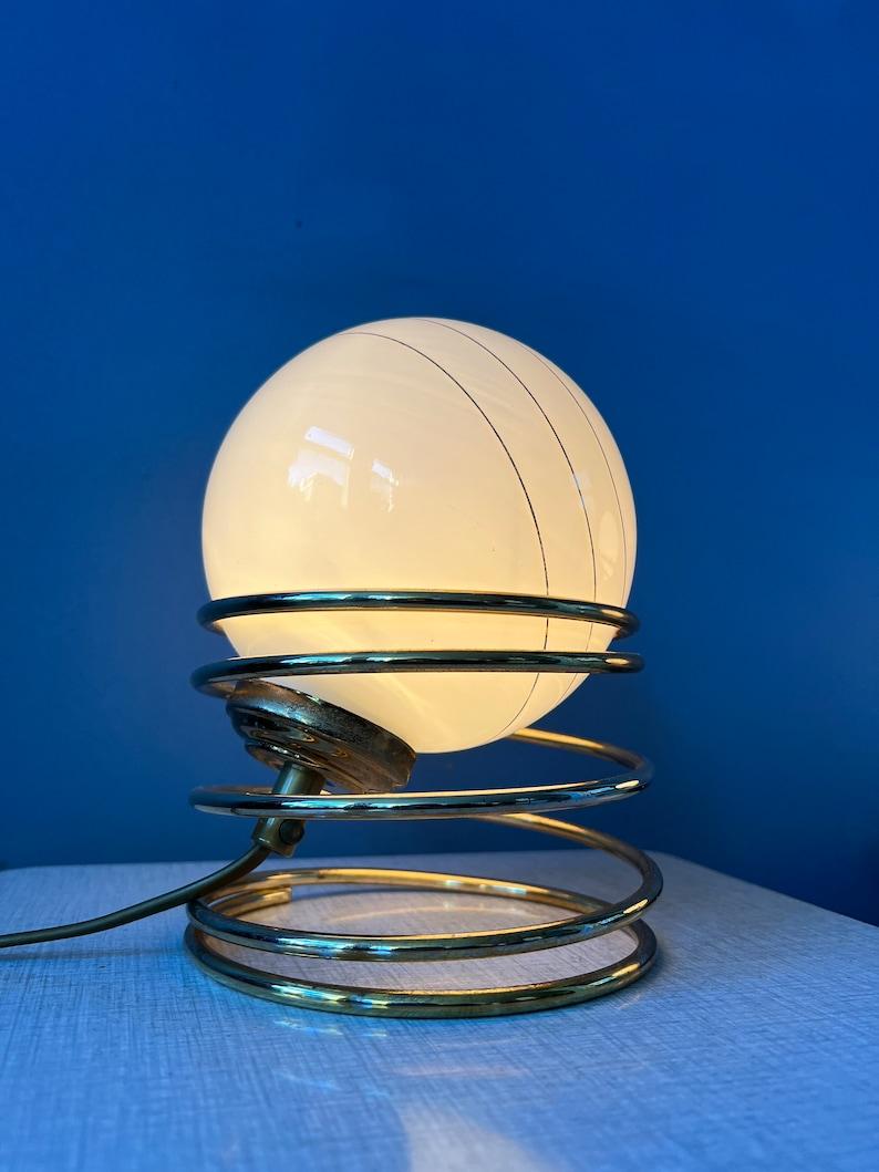 20ième siècle Ensemble de 2 lampes de table Hollywood Regency du milieu du siècle dernier avec verre opalin en vente