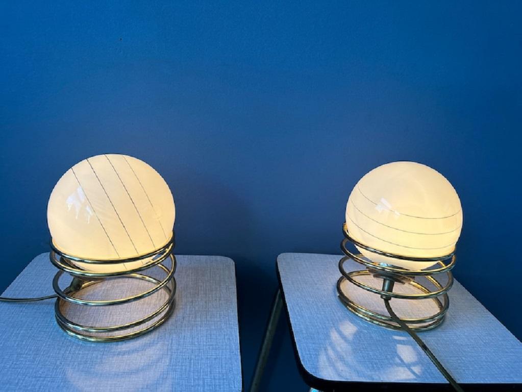 Verre Ensemble de 2 lampes de table Hollywood Regency du milieu du siècle dernier avec verre opalin en vente