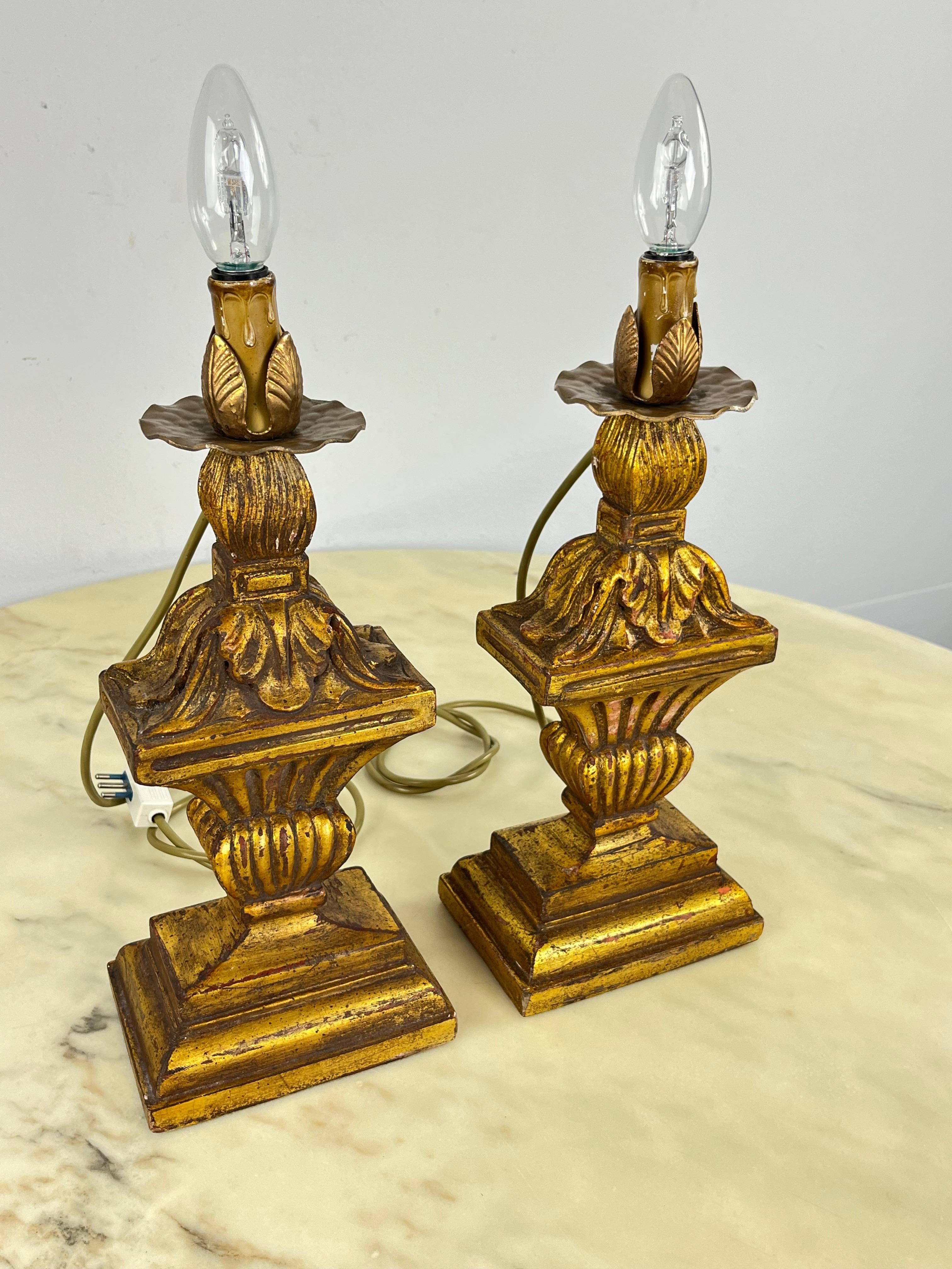 Set di 2 lampade da tavolo del Mid-Century italiano degli anni '50
Intatto e in buone condizioni, trovato in un appartamento signorile della mia città, Palermo.
Lampade E14