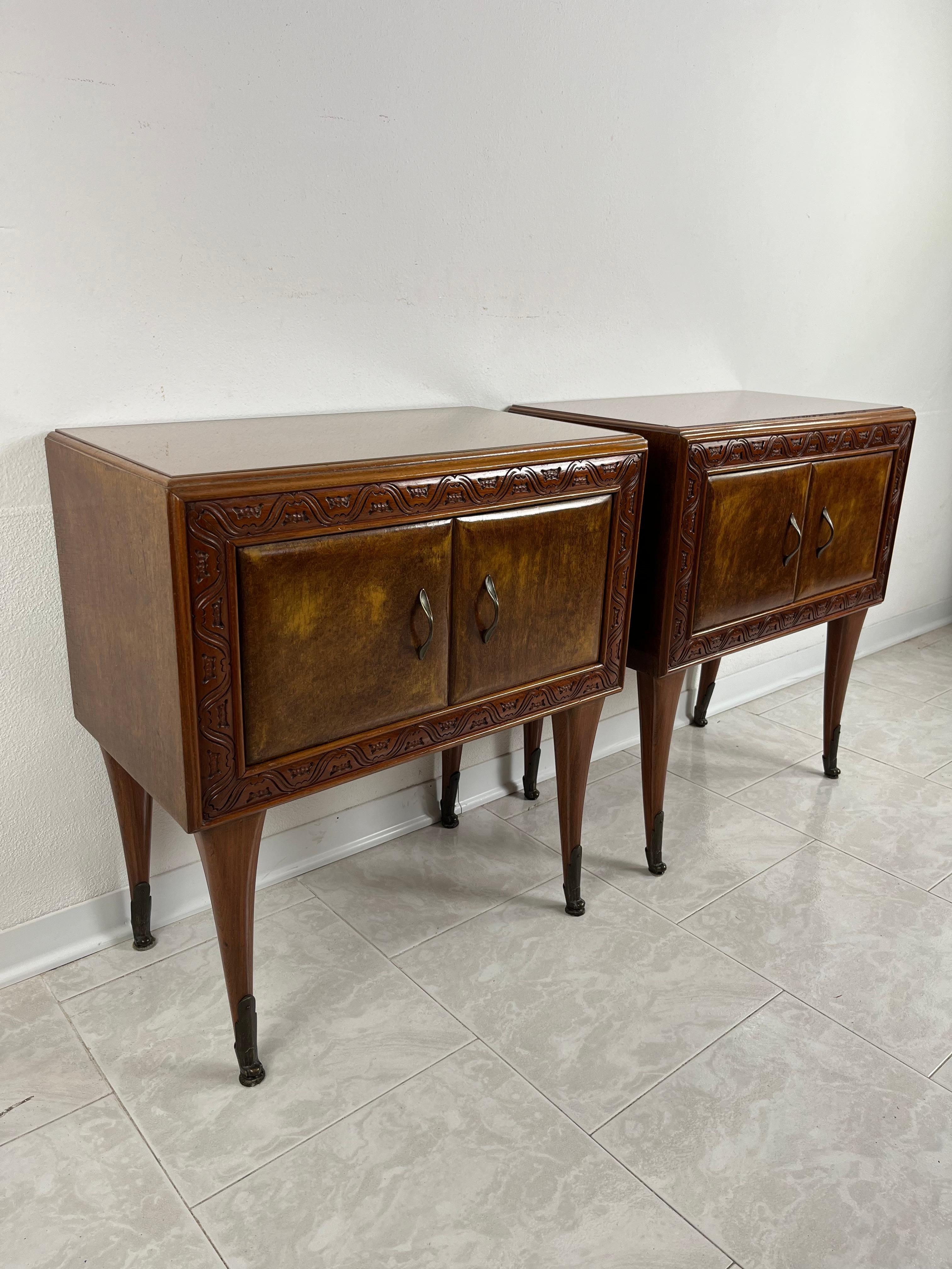 Set di 2 comodini Mid-Century di design italiano anni '50
Struttura in legno con piano in vetro colorato. Scomparto con porta. Accessori in ottone.
Intatto e in buone condizioni, piccoli segni di invecchiamento.

Garantiamo un imballaggio adeguato e