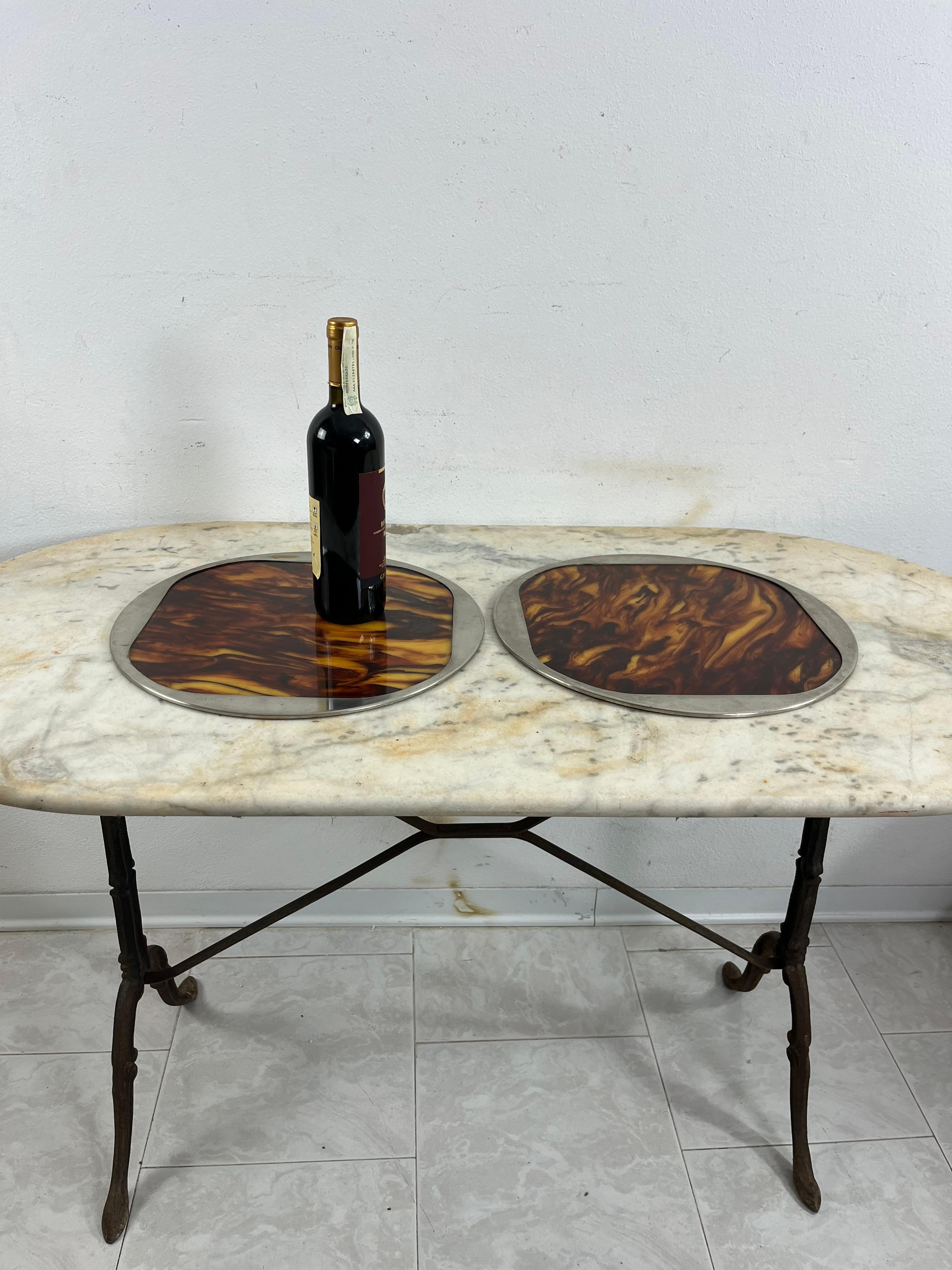 Satz von 2 italienischen Lucite-Tabletts aus der Mitte des Jahrhunderts, 1960er Jahre (Metall) im Angebot