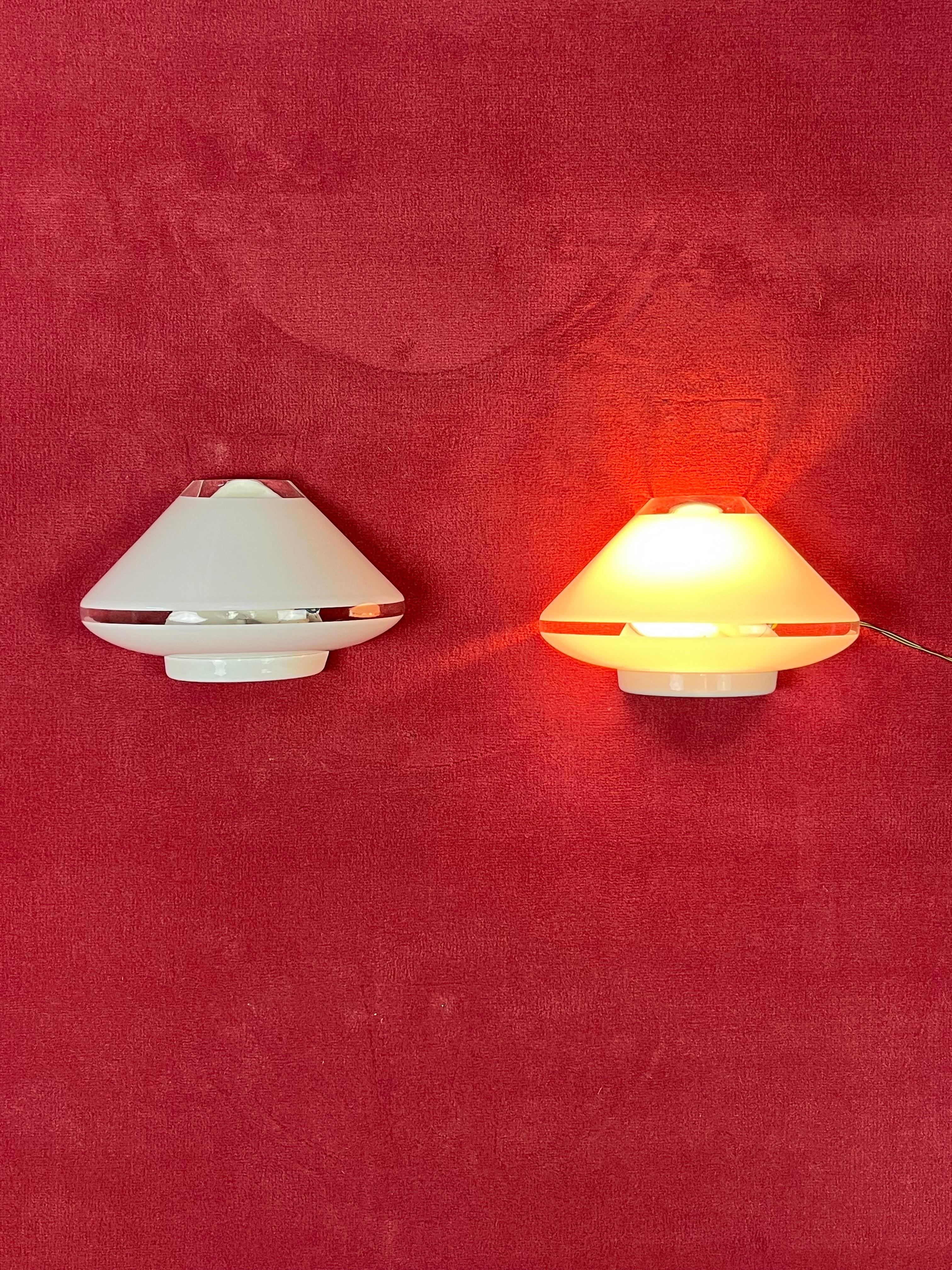 Satz von 2 Wandlampen aus italienischem Murano-Glas, 1960er Jahre
Metallstruktur, E14-Lampen.
Unversehrte Brille.
Guter Zustand.