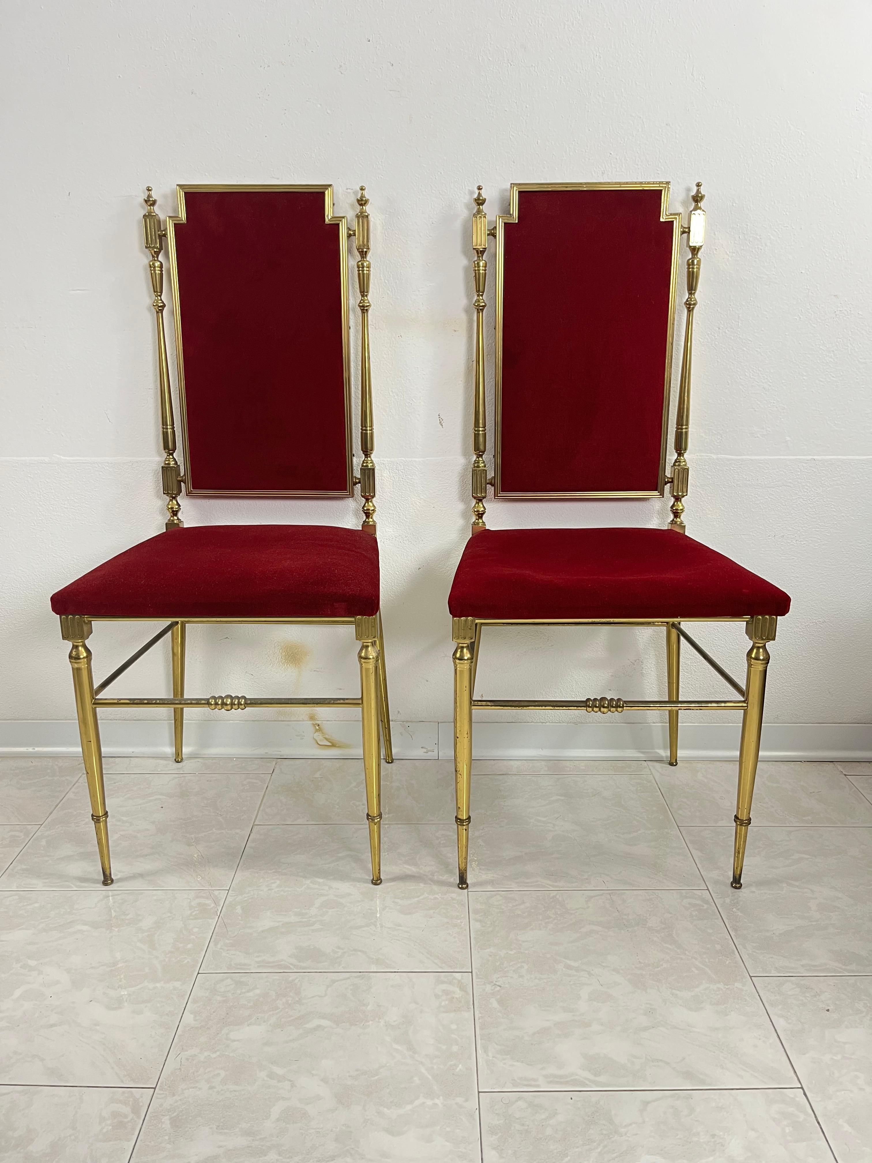 Set di 2 sedie neoclassiche in ottone della metà del secolo scorso, anni '50
Rivestimento in velluto rosso. Buone condizioni.