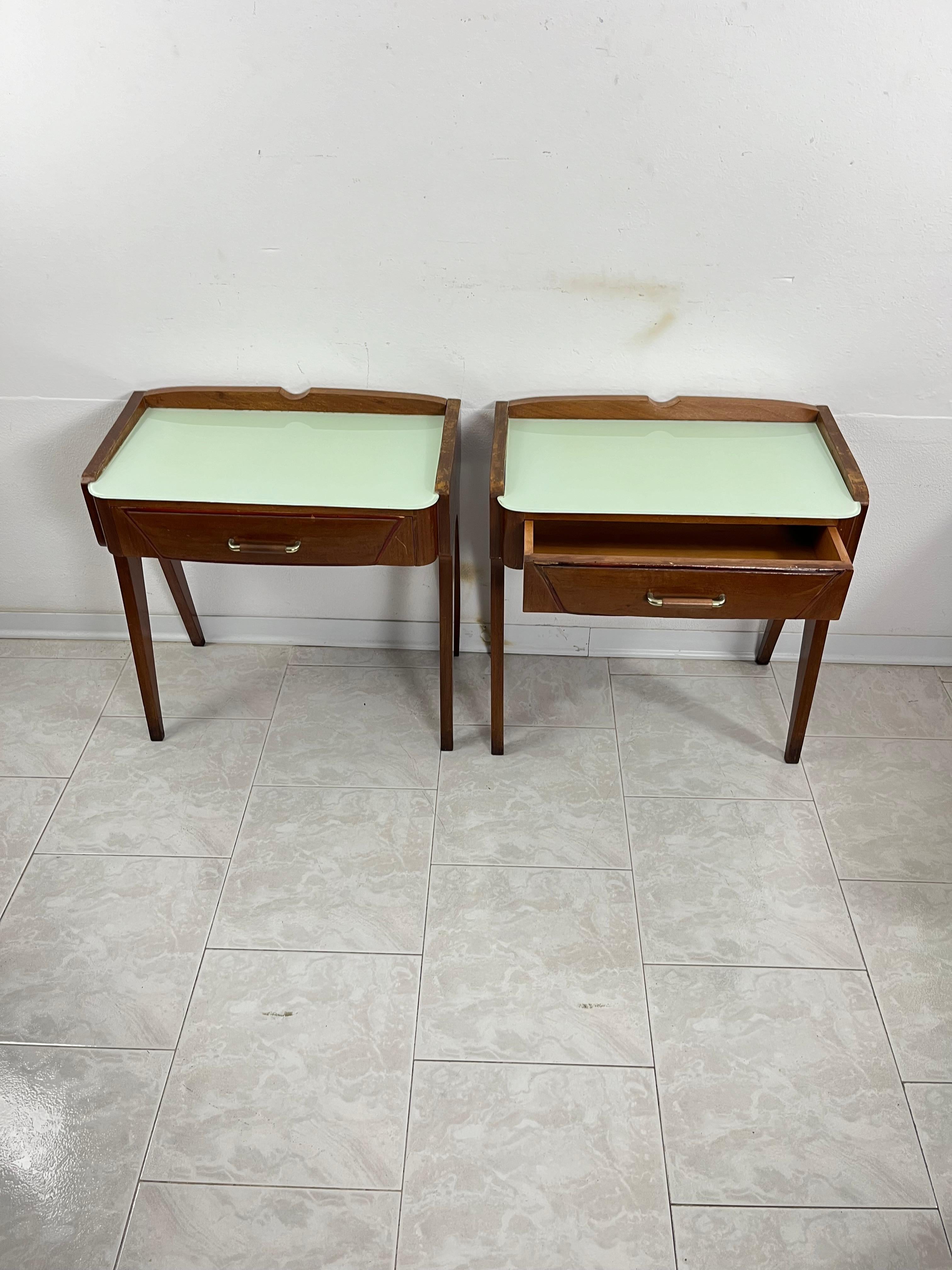 Set di 2 comodini italiani di metà secolo attribuiti a Ico Parisi, anni '50
Piano in vetro verde, intatto e in buone condizioni.
Cassetto sul davanti.