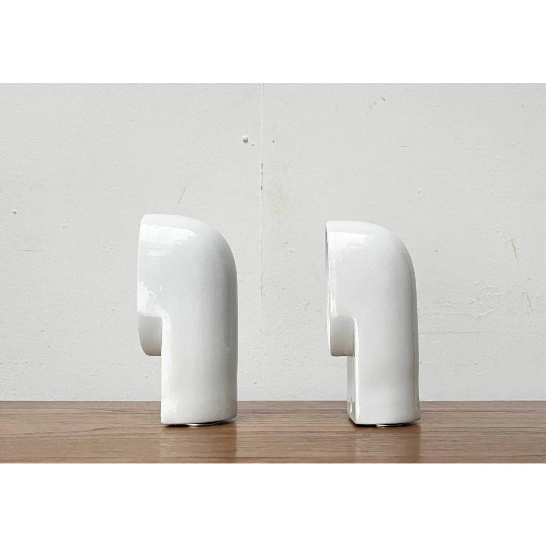 Très rares appliques murales du fabricant italien Artemide.

Un design Eleg avec une matérialité particulière. La lampe projette principalement une lumière directe vers le haut ou vers le bas. En même temps, le corps de la lampe brille d'une lumière