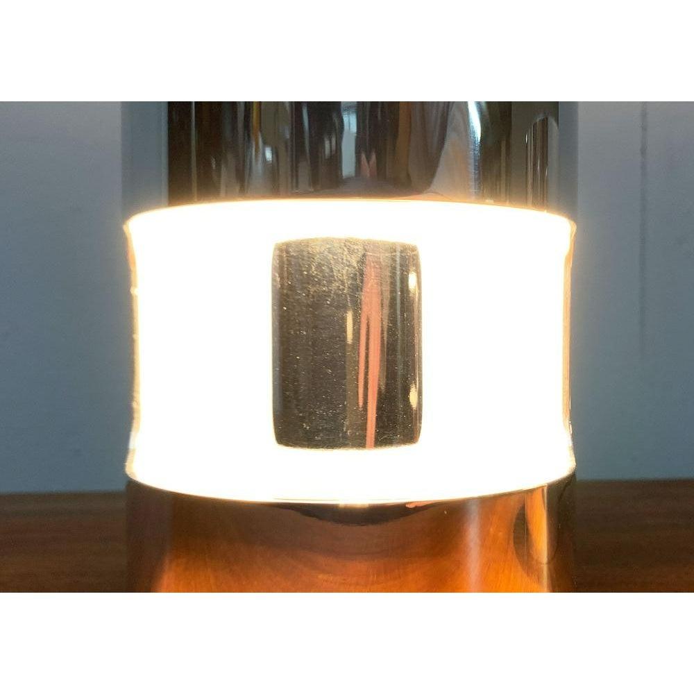 Imposantes lampes de table de l'ère spatiale en provenance d'Italie.

Un design minimaliste avec une surface spéciale. Ces lampes ne sont pas seulement une source de lumière fonctionnelle. La surface réfléchissante en fait en même temps un objet