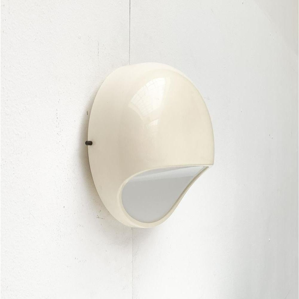 Appliques murales de l'ère spatiale fabriquées par Cartel d'après un design de Gerd Long datant des années 60.

Un design classique de l'ère spatiale par sa forme et sa matérialité. Le corps du Luminaire est en plastique et se présente sous la forme