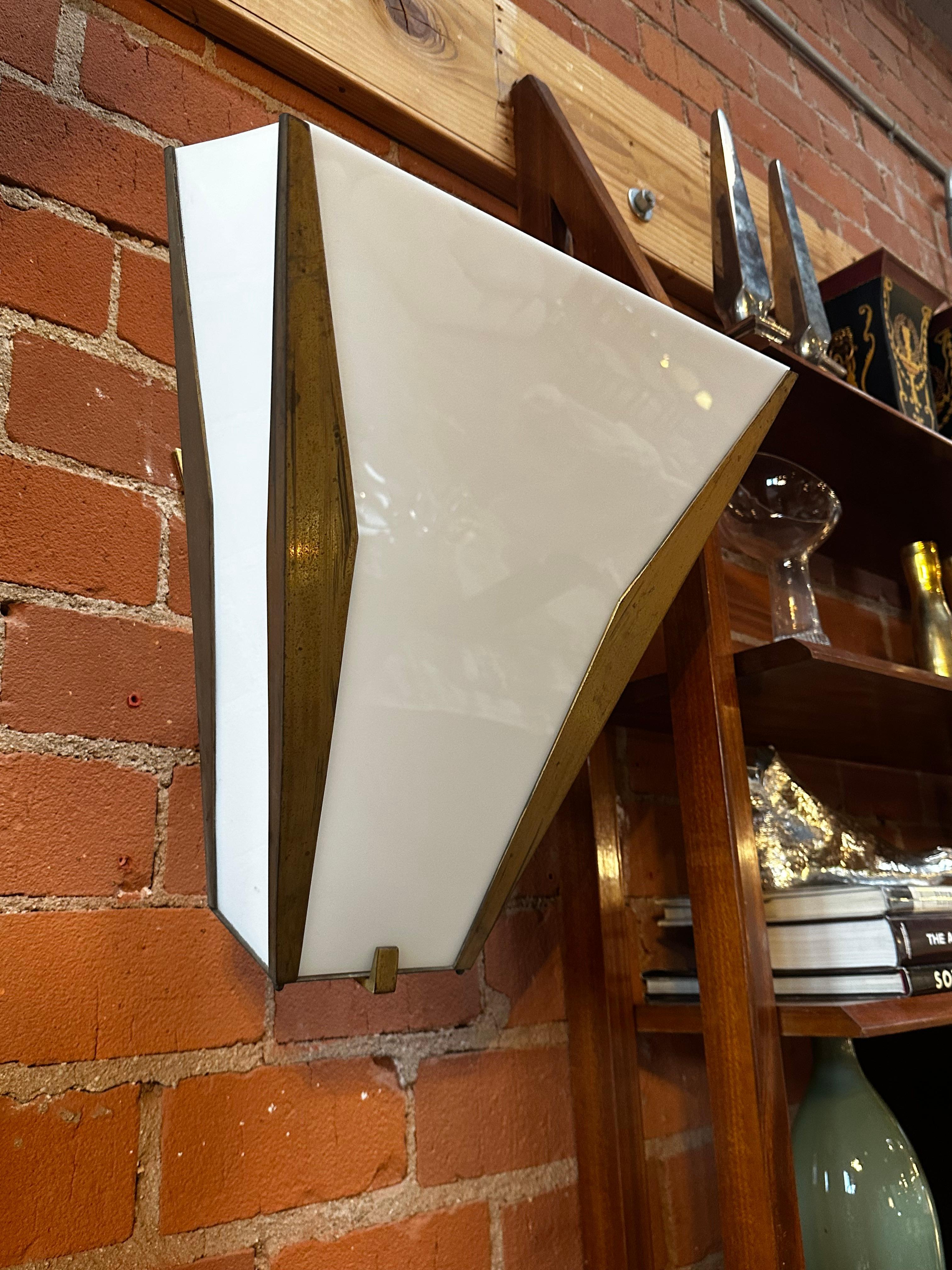 Precioso par de 2 apliques de pared de estilo Moderno de mediados de siglo, fabricados en plexiglás y marco de latón.