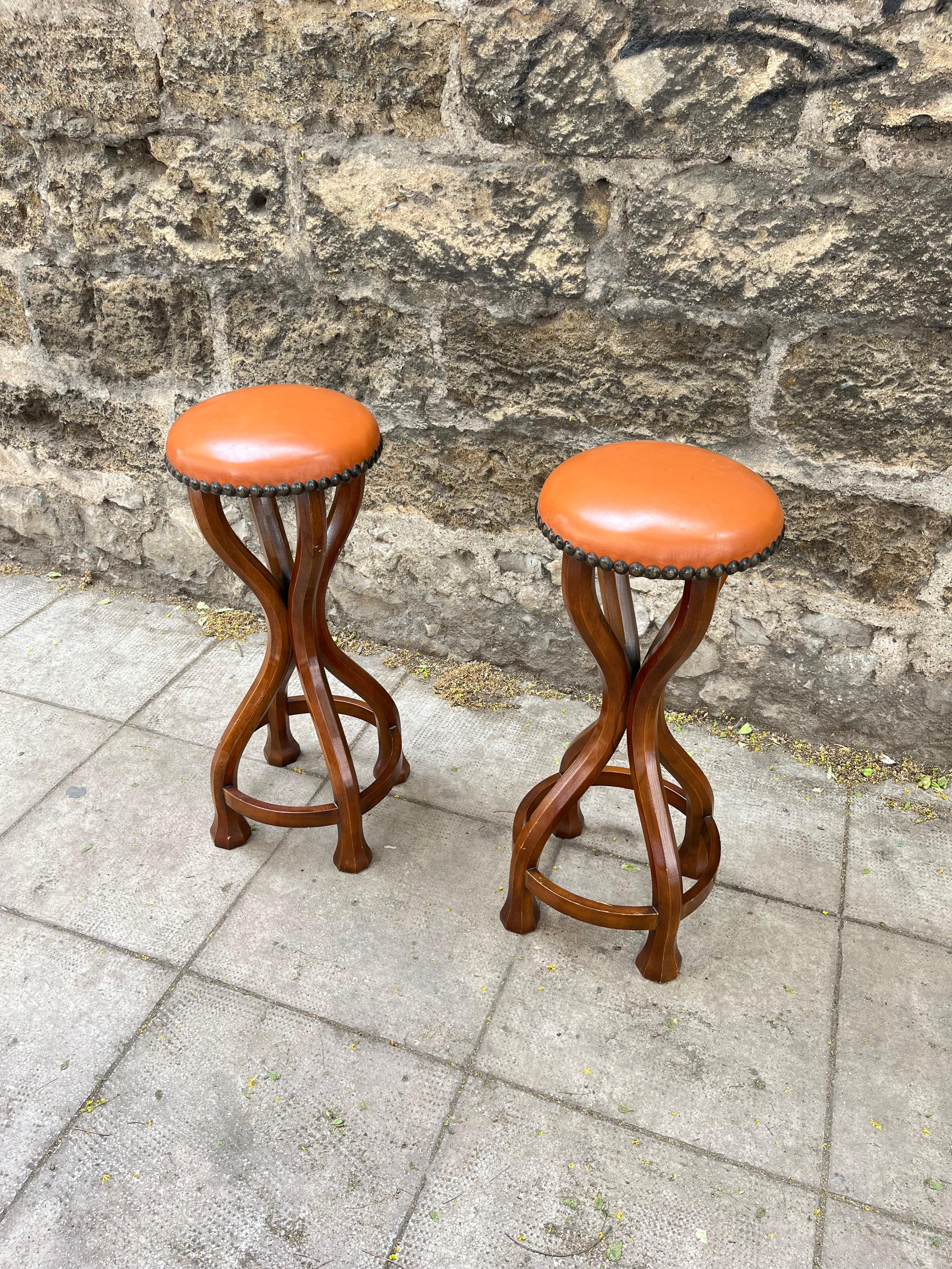 Ensemble de 2 tabourets en bois italiens du milieu du siècle dernier, datant des années 1960.
Intact et en bon état, petits signes de vieillissement.