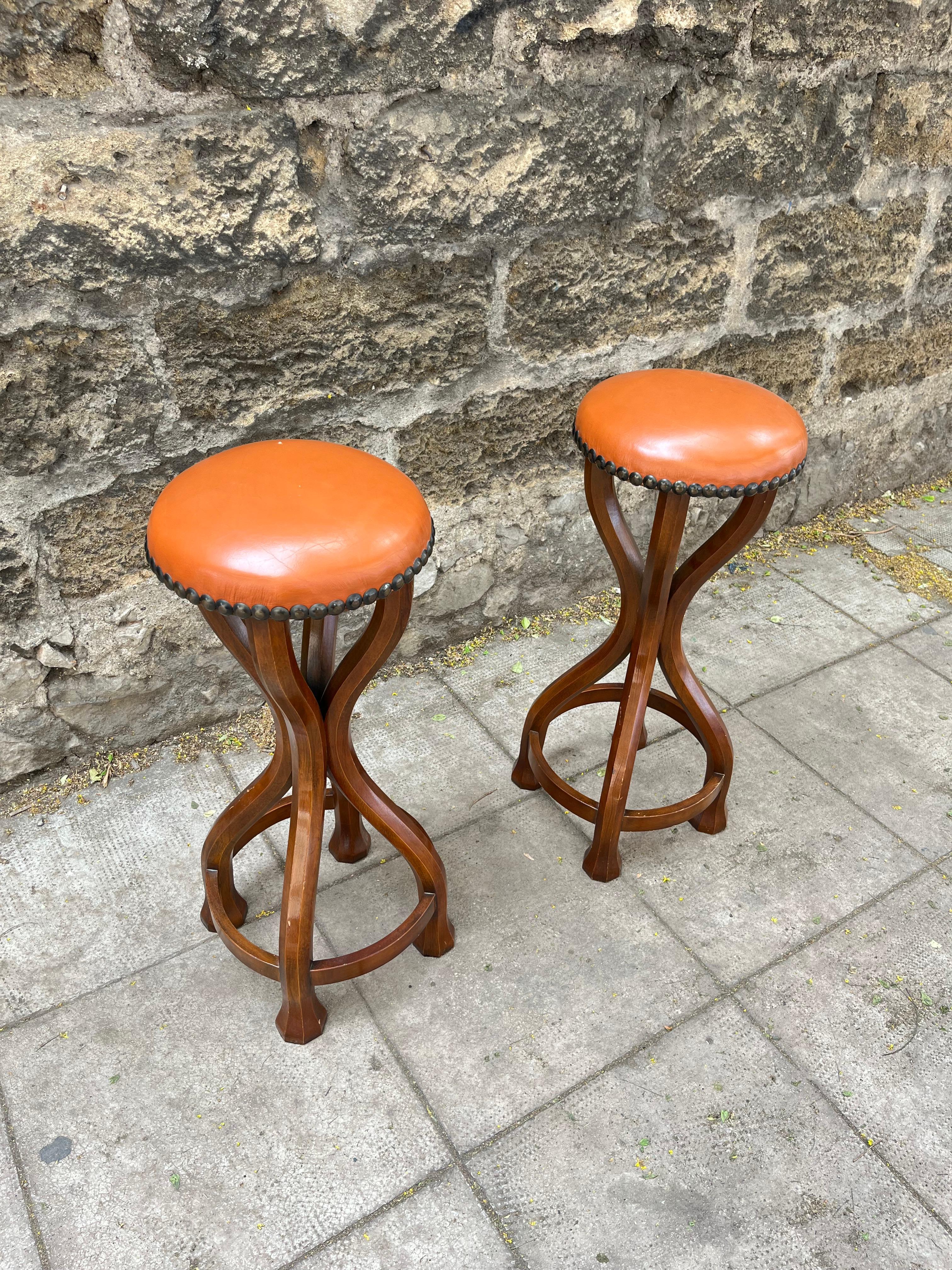 Ensemble de 2 tabourets en bois italiens du milieu du siècle 1960 Bon état - En vente à Palermo, IT