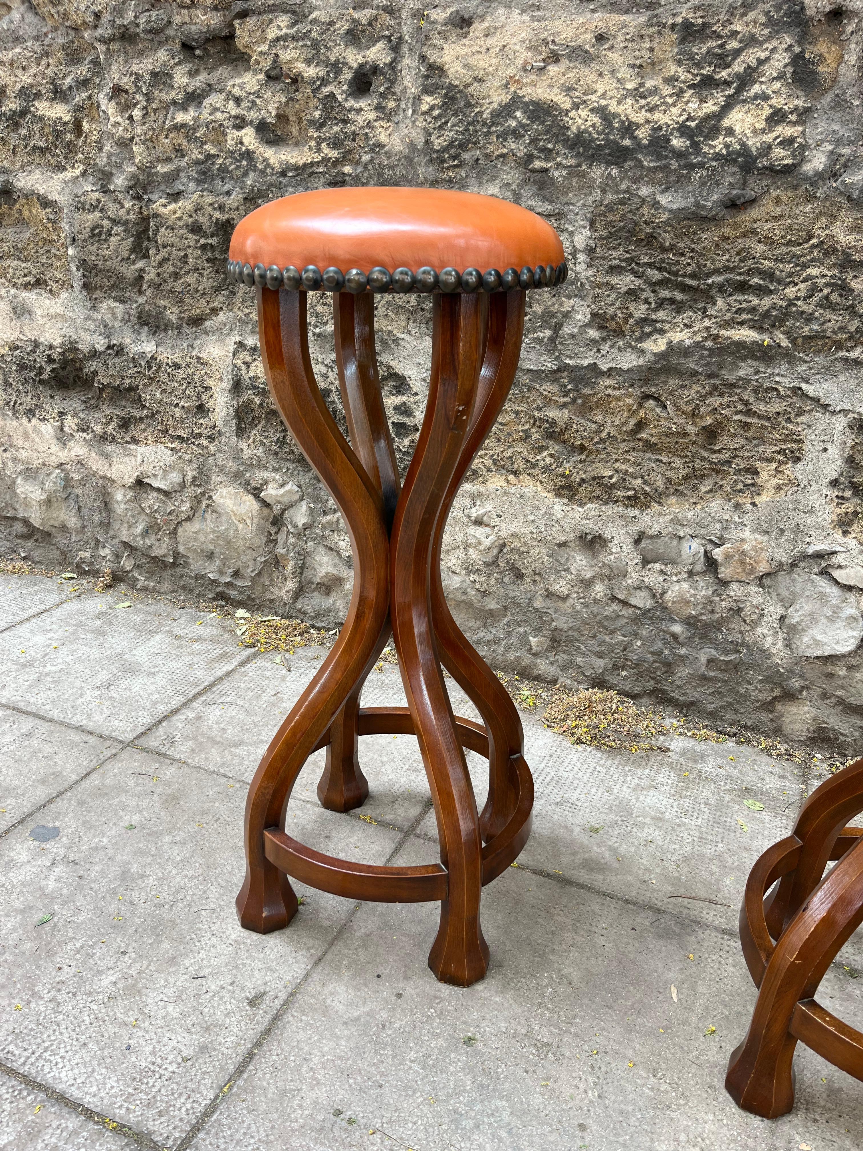 Ensemble de 2 tabourets en bois italiens du milieu du siècle 1960 en vente 1