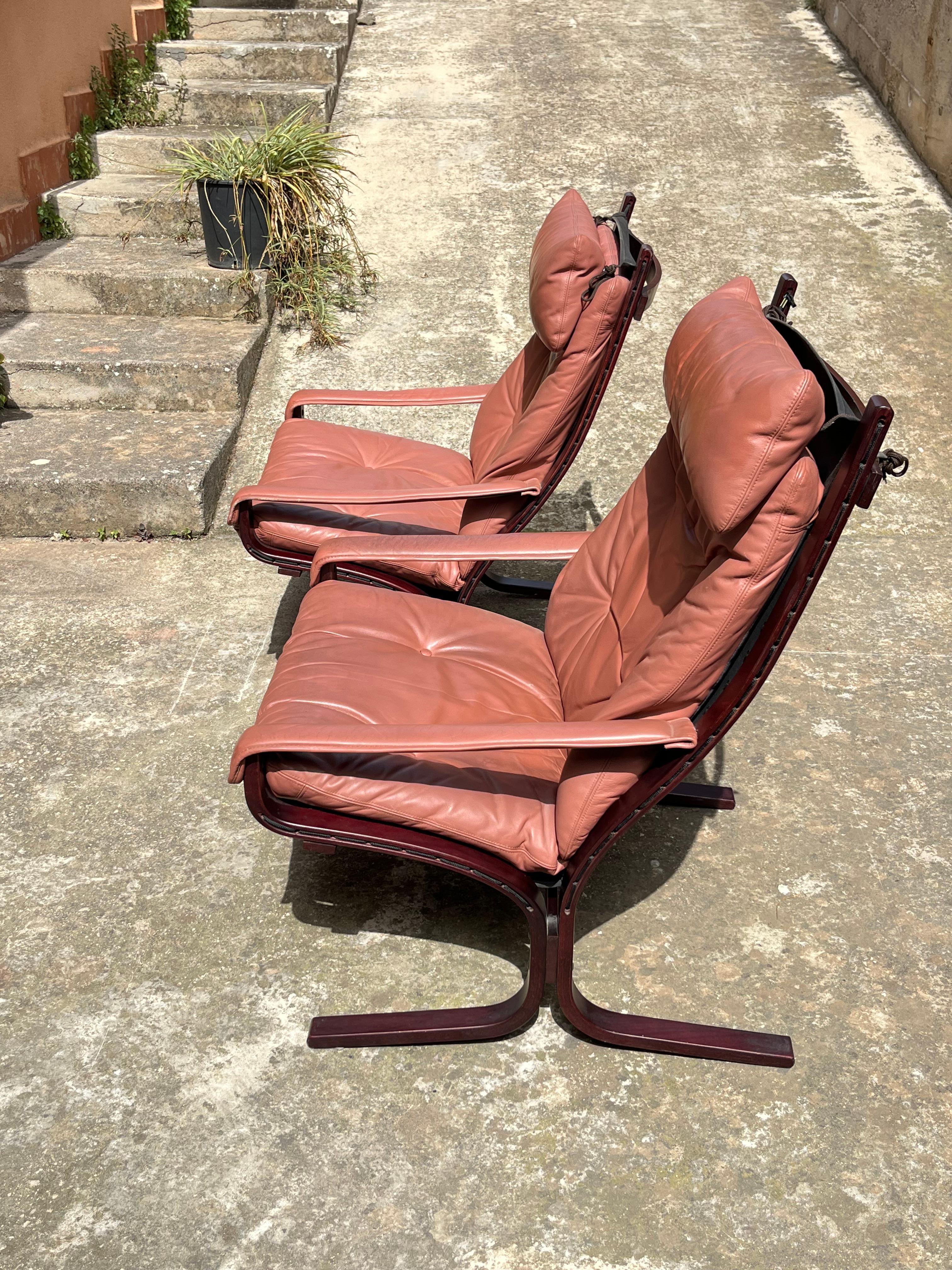Set of 2 Mid-Century Leather and Teak Armchairs by Inghar Relling for Westnofa Norway 1960s
One is equipped with a footrest.
Intact and in good condition. Small signs of aging.
They will be shipped disassembled to optimize shipping costs.

The