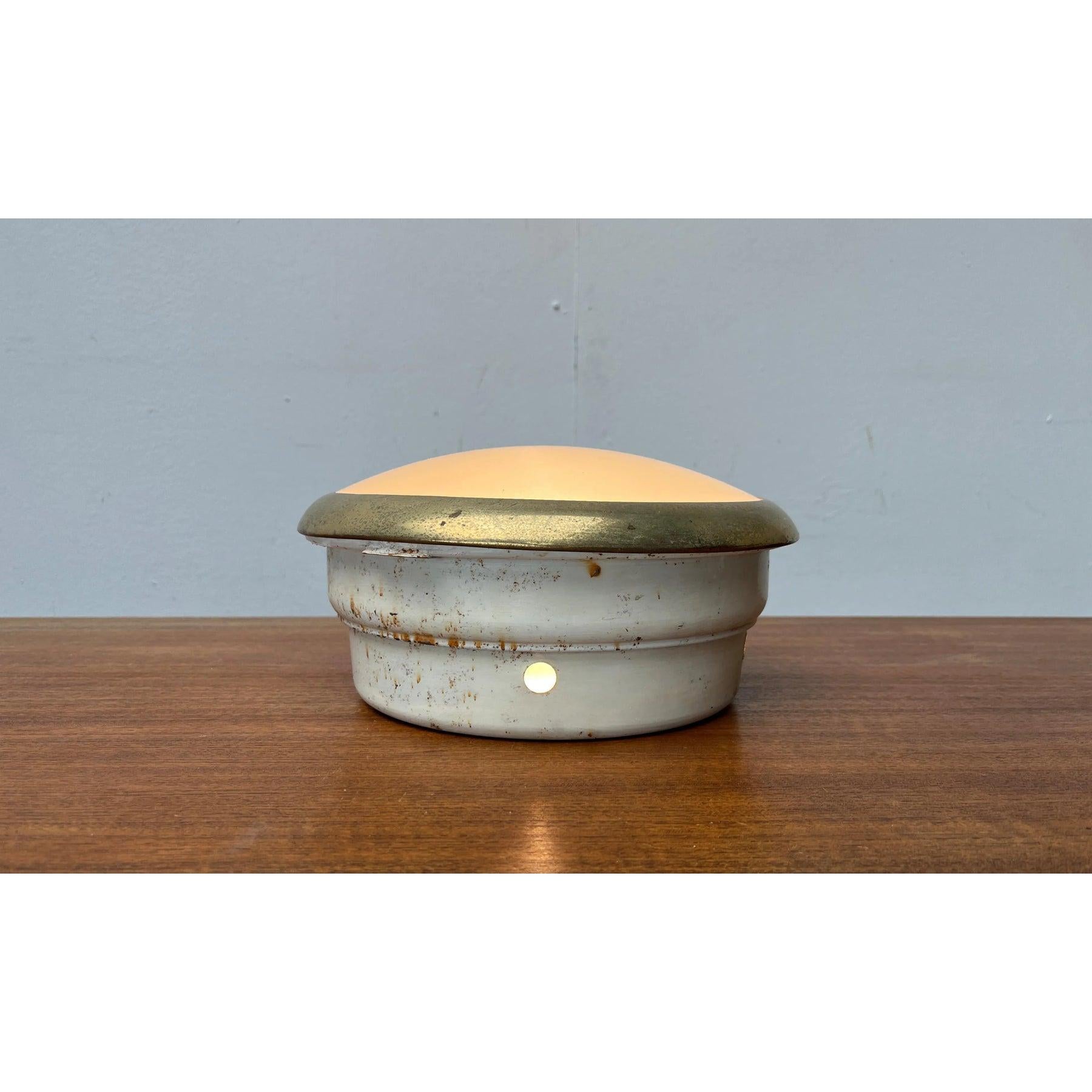 Mid-Century moderno Set di 2 lampade da soffitto minimaliste di metà secolo in ottone e vetro, anni '50 in vendita