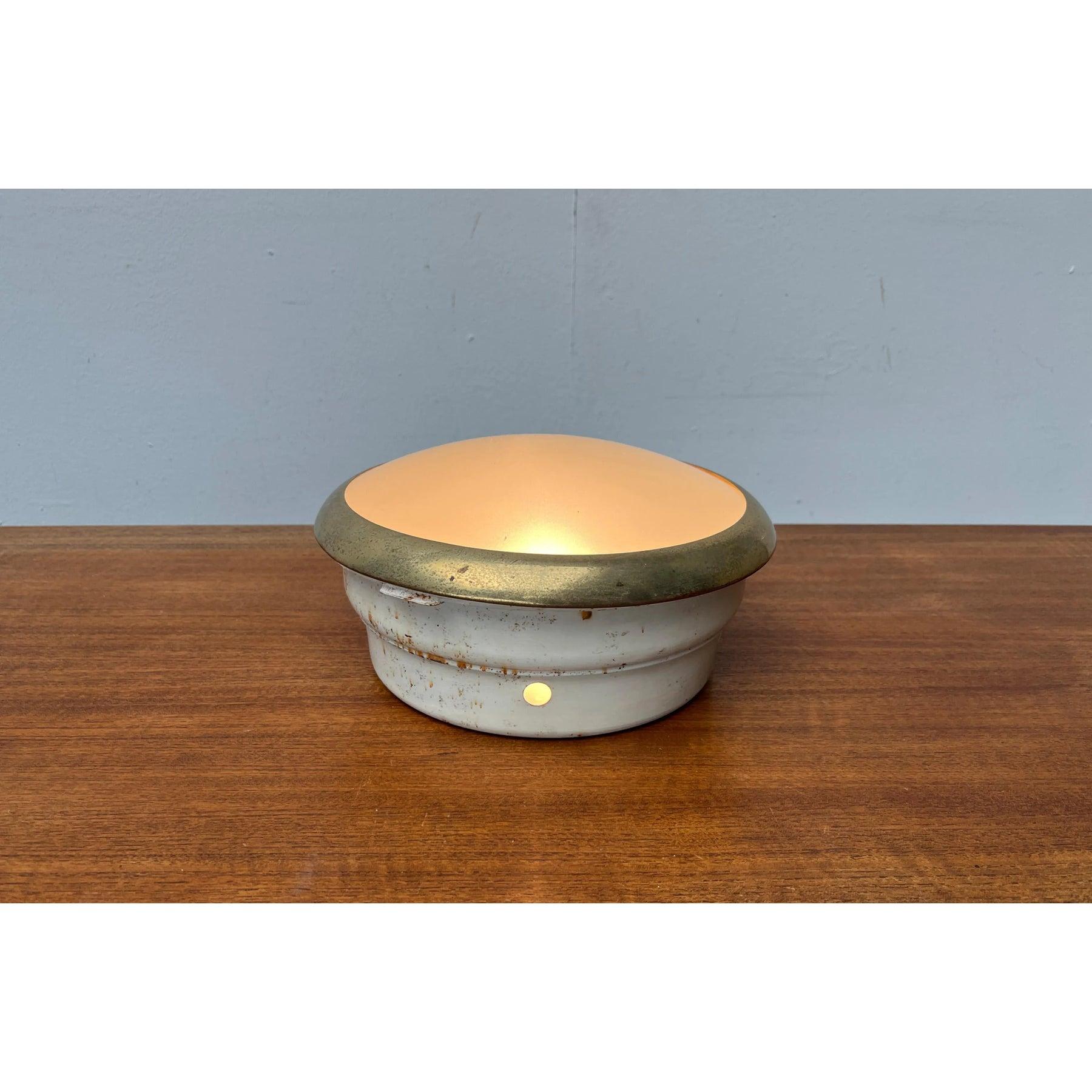 Metallo Set di 2 lampade da soffitto minimaliste di metà secolo in ottone e vetro, anni '50 in vendita