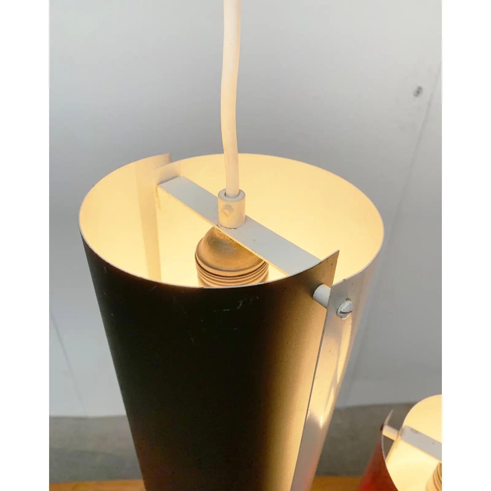 Set di 2 lampade a sospensione in metallo minimaliste di metà secolo, anni '60 in vendita 1