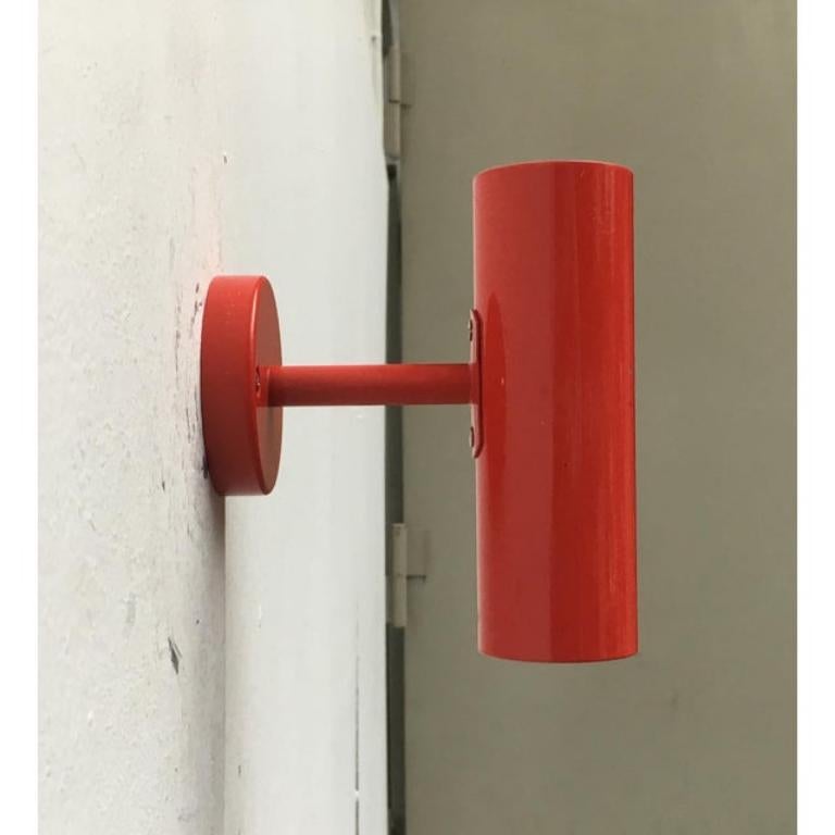 Juego de 2 apliques minimalistas rojos de mediados de siglo, años 60 en venta 1