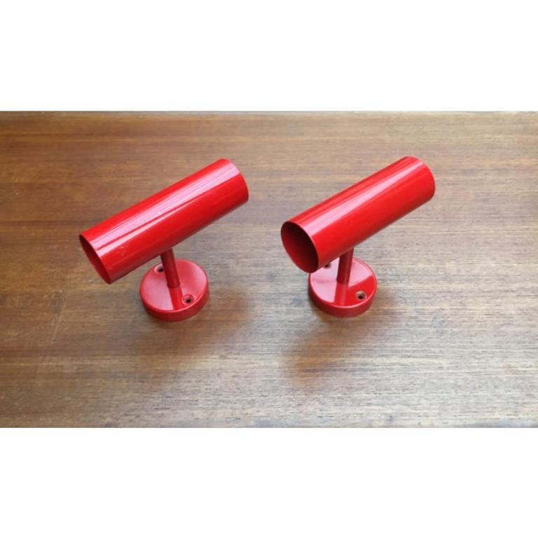Juego de 2 apliques minimalistas rojos de mediados de siglo, años 60 en venta 2