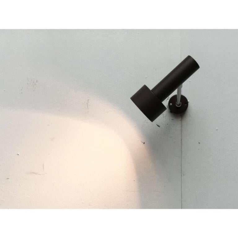Semplici lampade da parete di Beisl in tonalità marrone scuro.

La particolarità di queste luci è la forma semplice del faretto. I singoli elementi sono semplici corpi cilindrici. Il corpo della lampada e la piastra a muro sono rifiniti nello stesso
