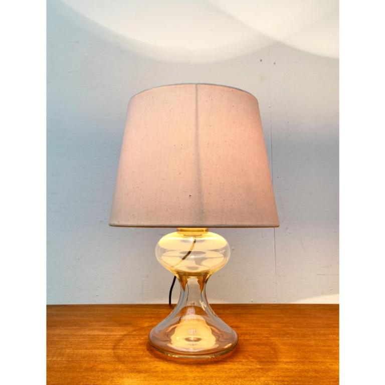 Paire de lampes de table maurer ml1. Une des premières créations du célèbre Design-Light ingo maurer datant de la fin des années 60.

Un design élégant et classique. La base est en verre transparent. L'abat-jour présente une forme cylindrique
