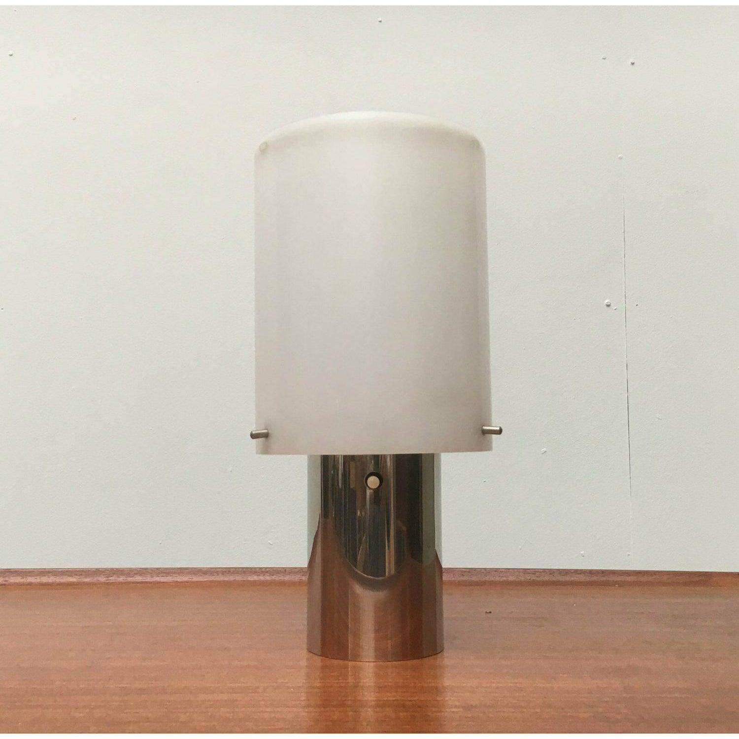 Rares lampes de table de Hans-Agne Agnes.

Le design séduit par sa simplicité. Le diffuseur est un abat-jour cylindrique en plastique translucide. Celui-ci est monté sur la base à l'aide de trois tiges. La base est un simple cylindre métallique. Les