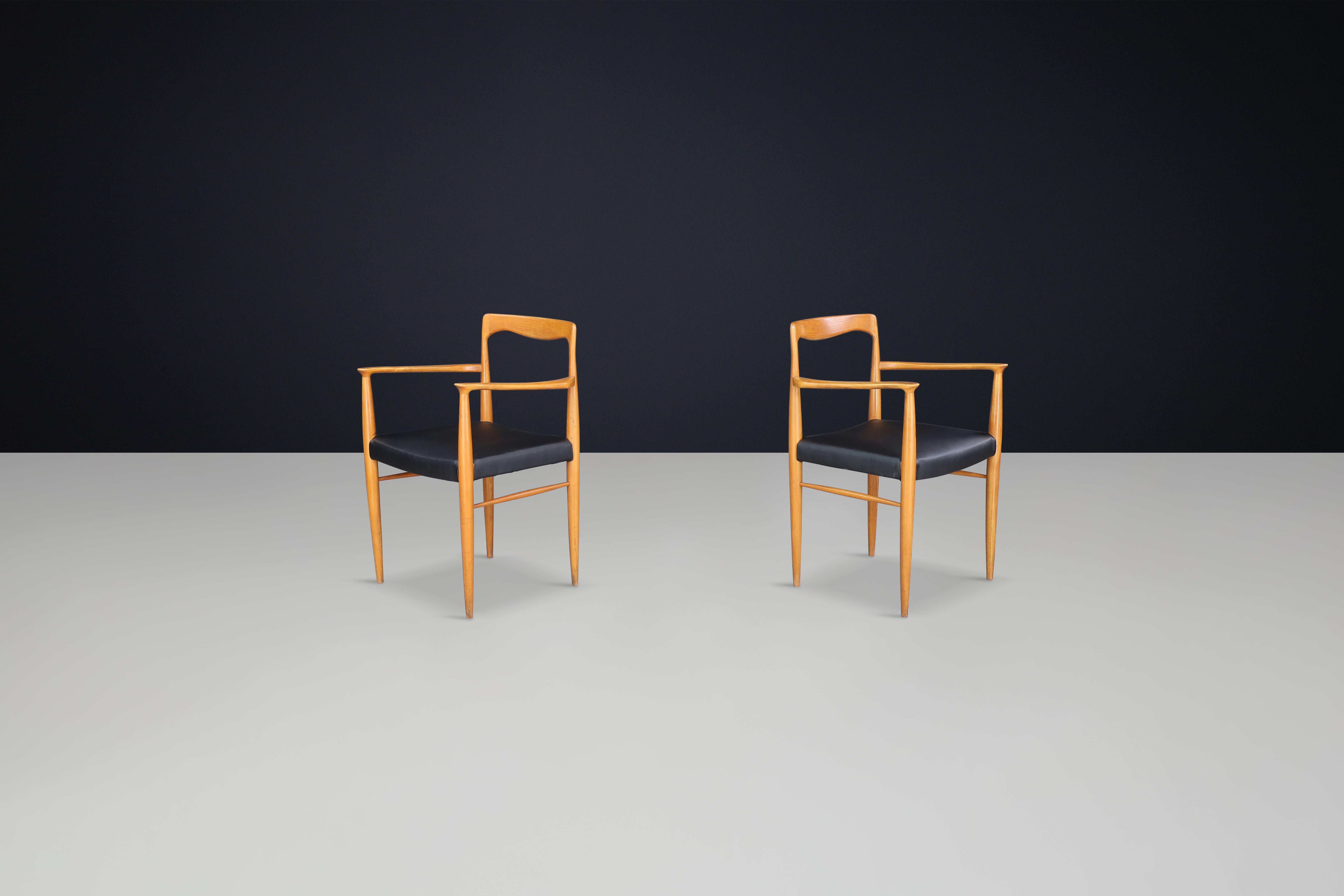 Ensemble de 2 fauteuils modernes du milieu du siècle par Sedláček & Vyčítal, Tchécoslovaquie, 1970.
Prix par lot de 2

Cette élégante paire de fauteuils conçue par Sedláček & Vyčítal dans la Tchécoslovaquie des années 1970 illustre l'artisanat