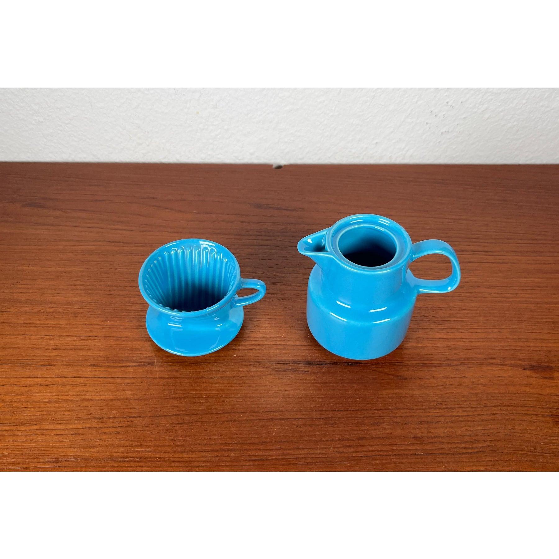 Set di 2 filtri per caffè e caffettiere in ceramica di Melitta, anni '60, in ottime condizioni. Progettato tra il 1960 e il 1969 Questo pezzo ha un marchio di attribuzione.

Informazioni aggiuntive:
Materiali: Ceramica
Colore: blu
Stili: Medioevo