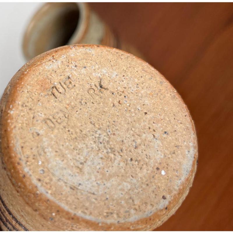 Mid-Century Modern Danish Studio Pottery Vase von Tue Poulsen, 1960er Jahre, Satz von 2, in sehr gutem Zustand. Entworfen 1960 bis 1969 Dieses Stück hat eine Zuordnungsmarke,
Offizielle Echtheitsnachweise wie Vintage-Kataloge,
