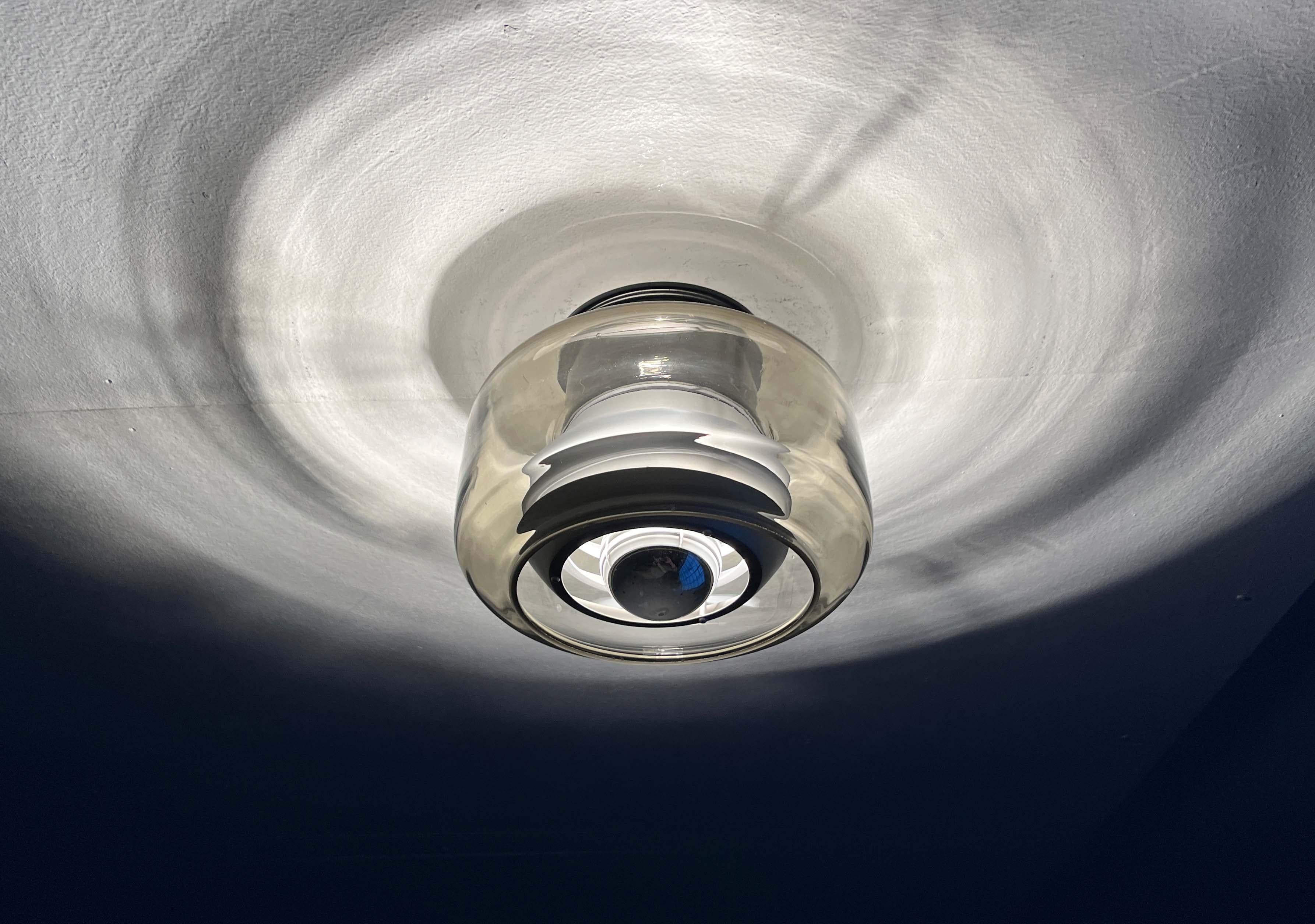 Juego de 2 Flush Mounts de metal laminar y cristal ahumado de la Edad Espacial Alemana Moderna de Mitad de Siglo de Erco, años 60

Raras lámparas de techo de cristal del conocido fabricante de iluminación Erco. Aquí incluso como conjunto de dos.

Un