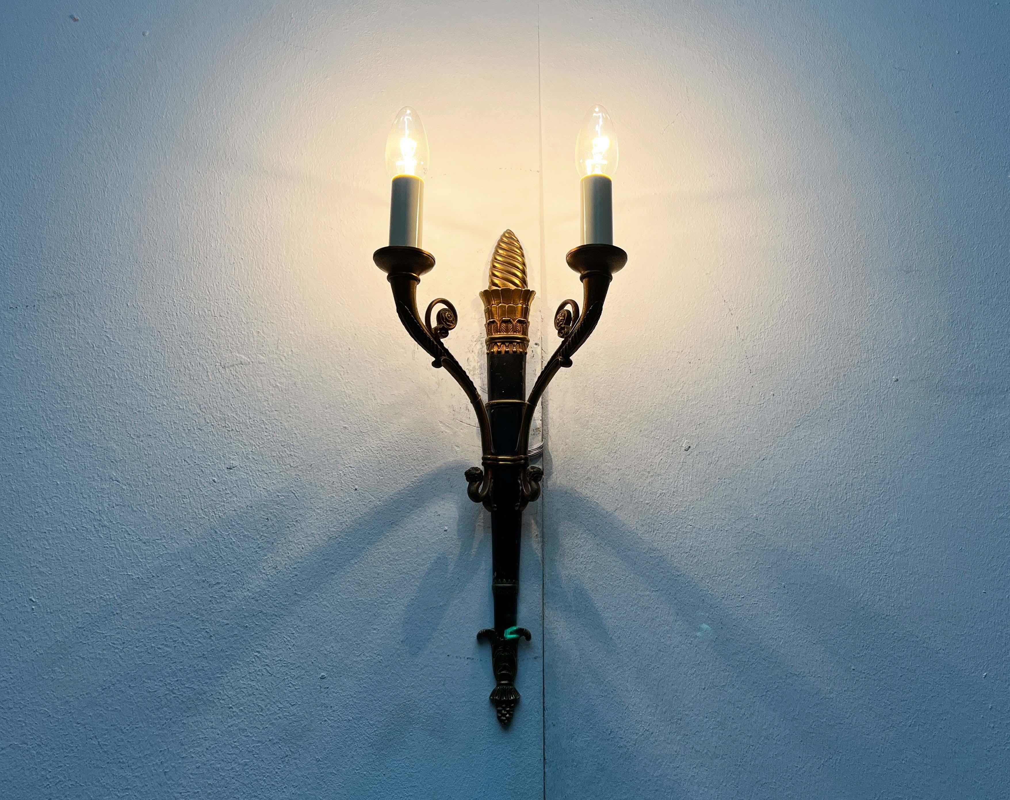 Eleganti applique da parete provenienti dall'Italia.

Questo set è composto da due applique in stile neoclassico. Il design imita i classici candelabri da parete. Al posto delle candele, le applique hanno prese E14 e sono elettrificate. Le luci sono
