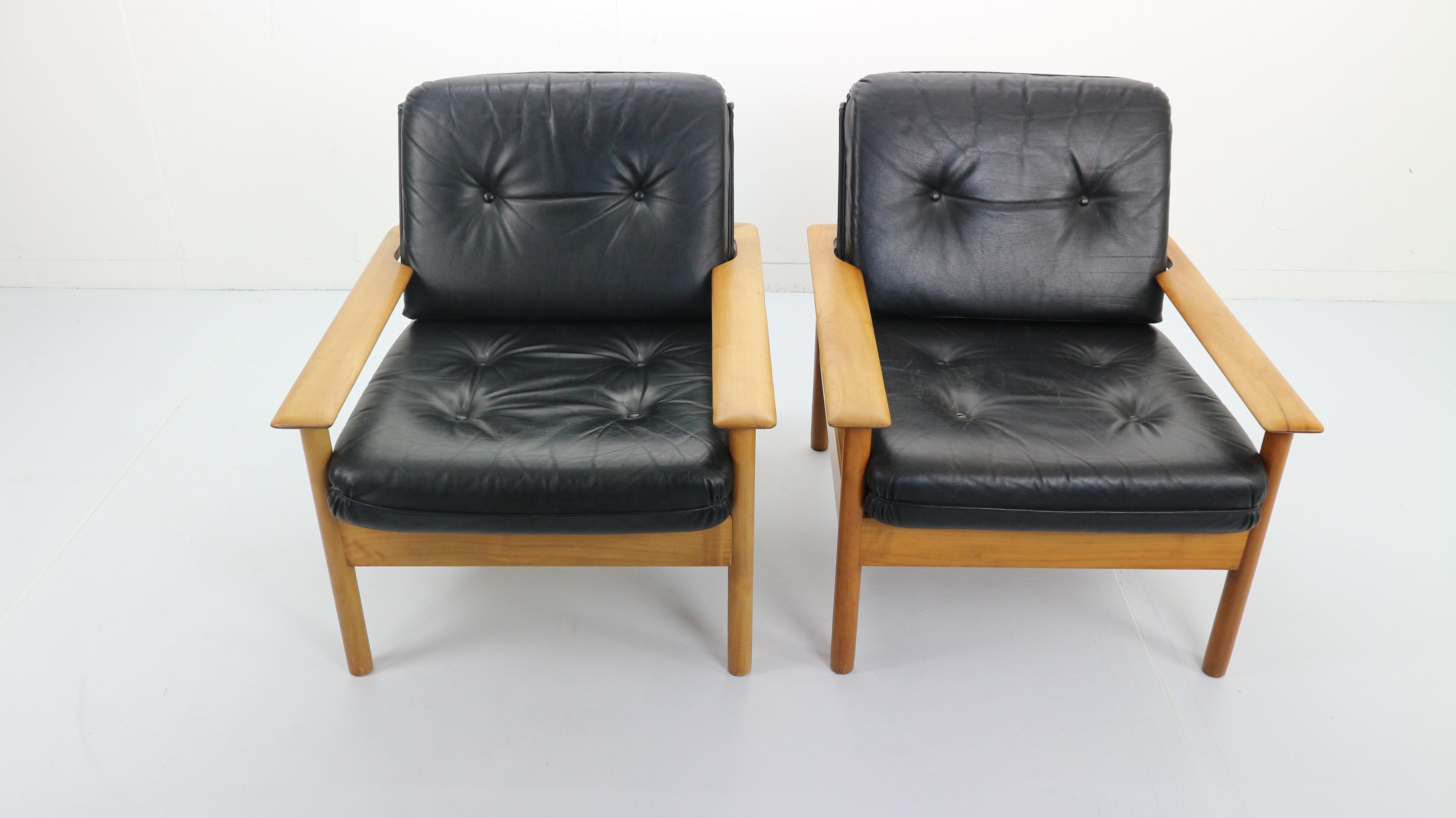 Set of 2 Mid-Century Modern Leather Lounge Chairs, Scandinavian Design 1960s In Good Condition In The Hague, NL