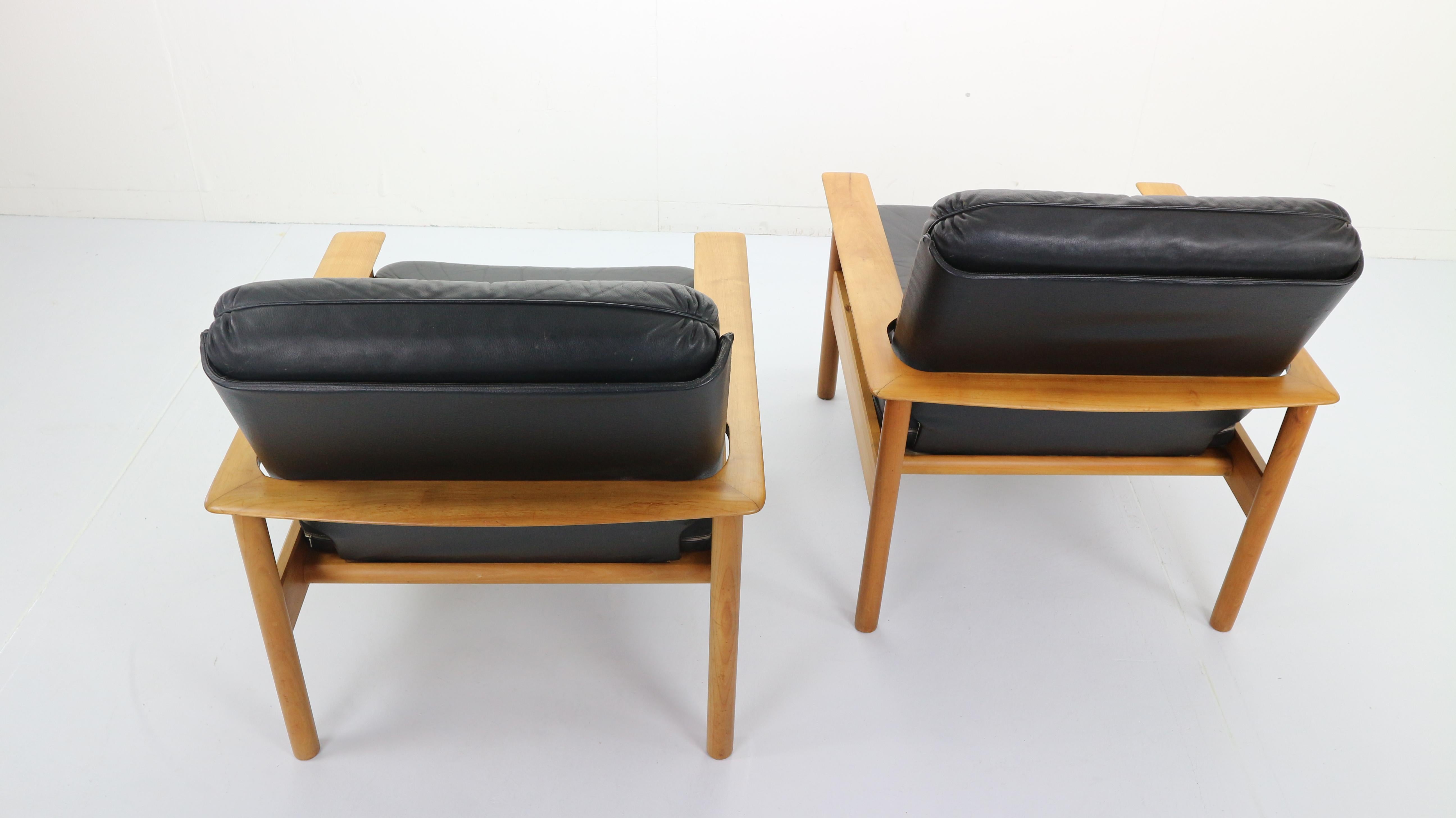 Set of 2 Mid-Century Modern Leather Lounge Chairs, Scandinavian Design 1960s 4