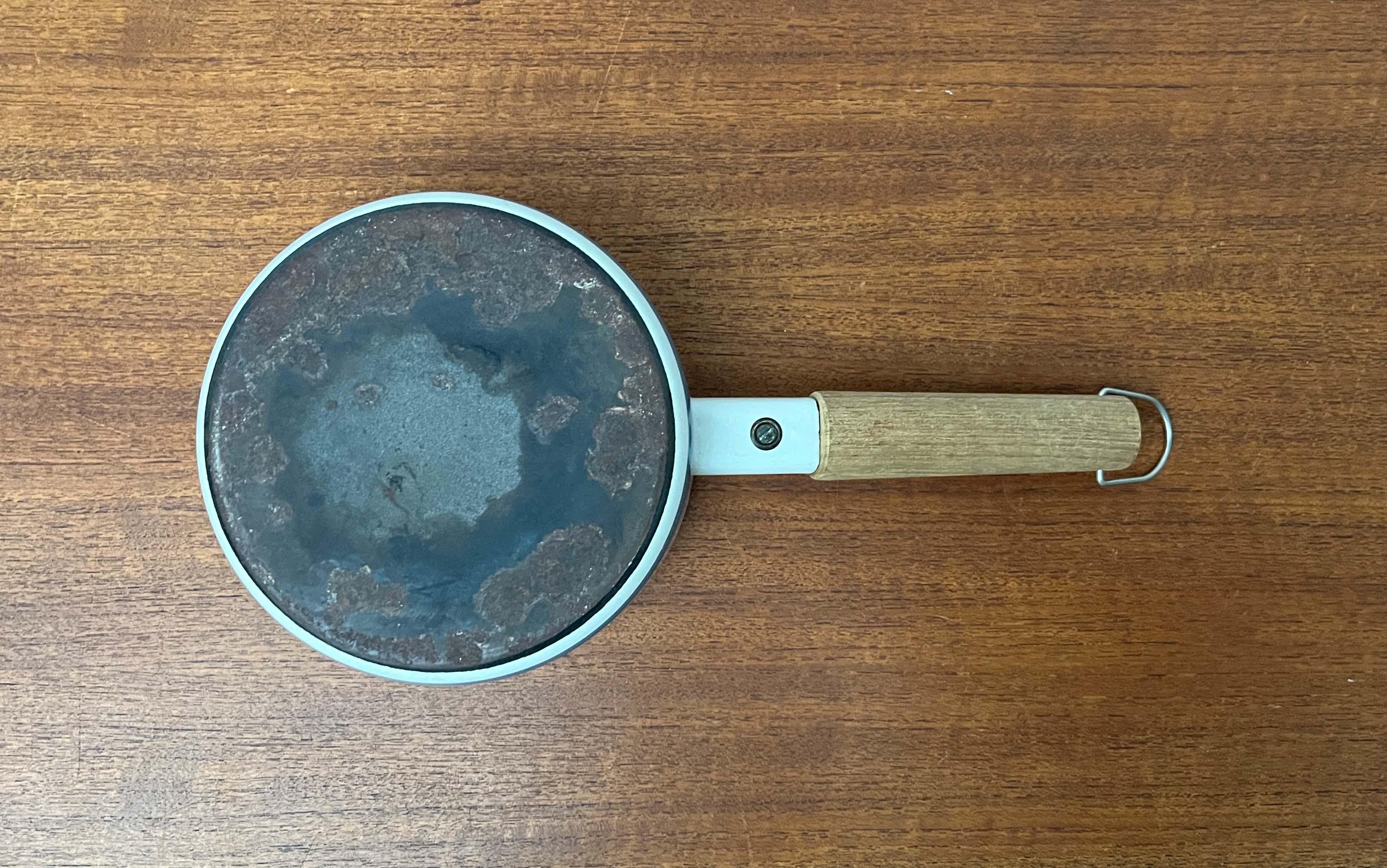 2er-Set Moderne Minimalistische Emaille-Töpfe aus der Jahrhundertmitte Seppo Mallat Finel Finnland im Angebot 10