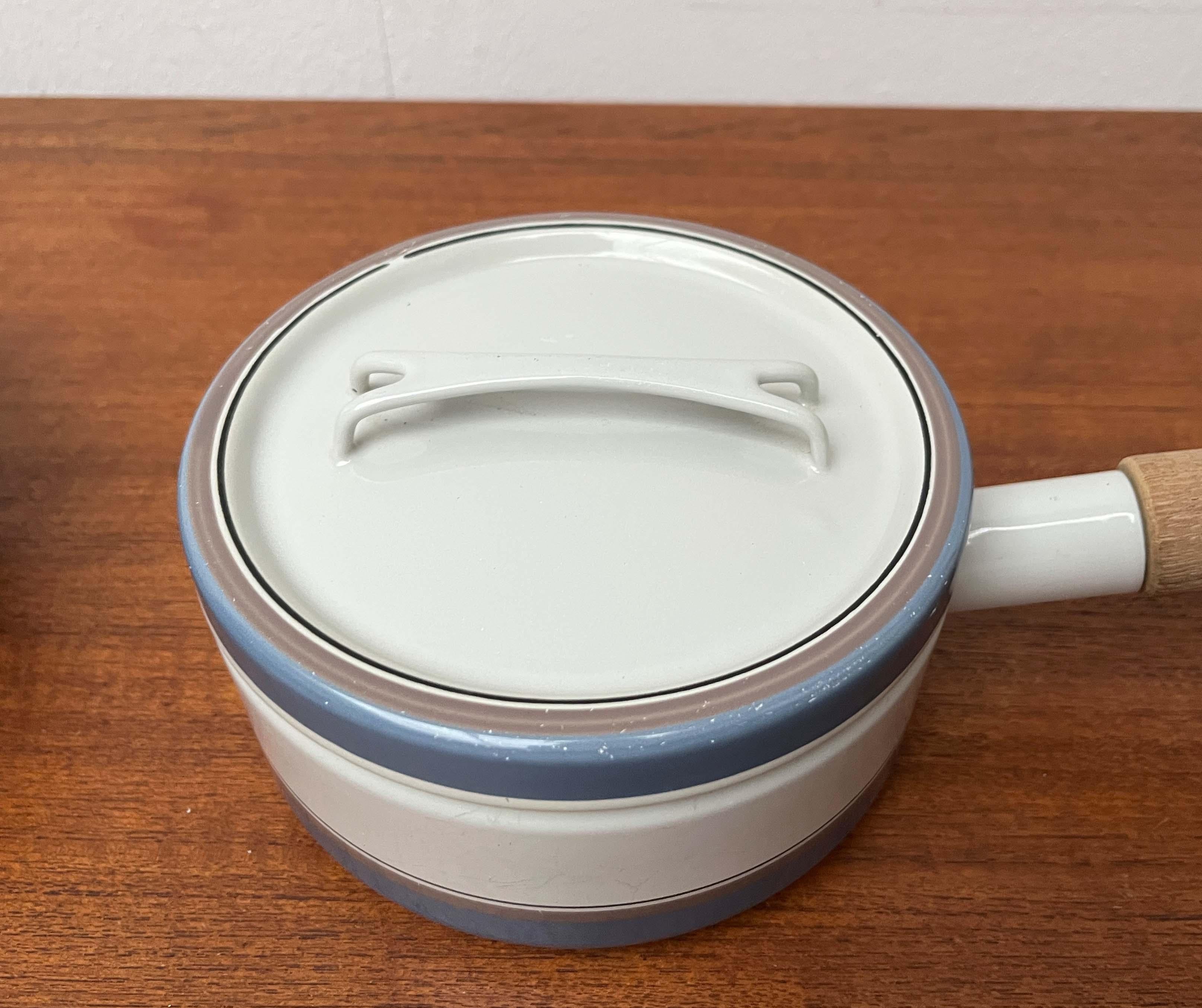 2er-Set Moderne Minimalistische Emaille-Töpfe aus der Jahrhundertmitte Seppo Mallat Finel Finnland (Metall) im Angebot