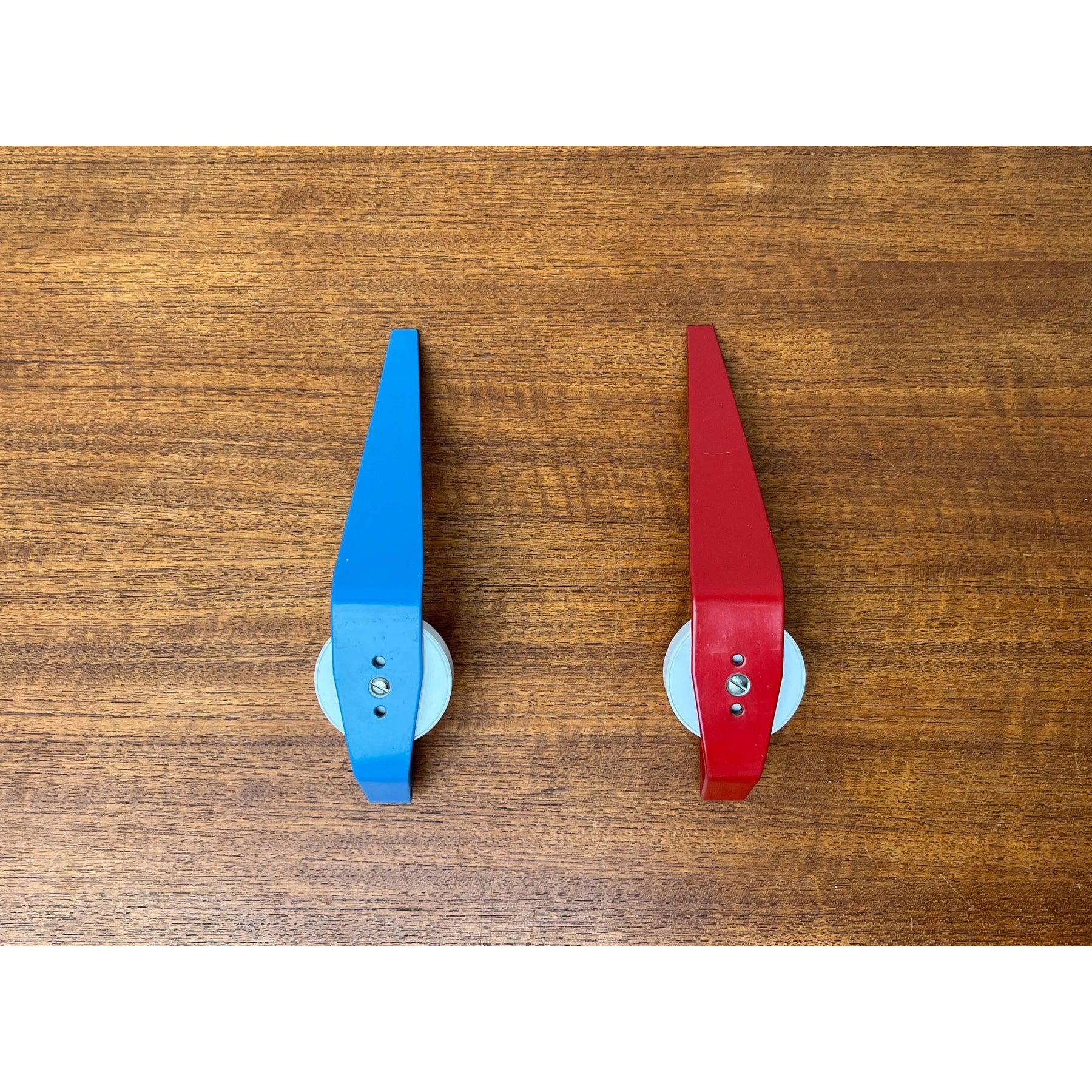 Set di 2 appendiabiti minimalisti in metallo della metà del secolo scorso, anni '60 in vendita 4