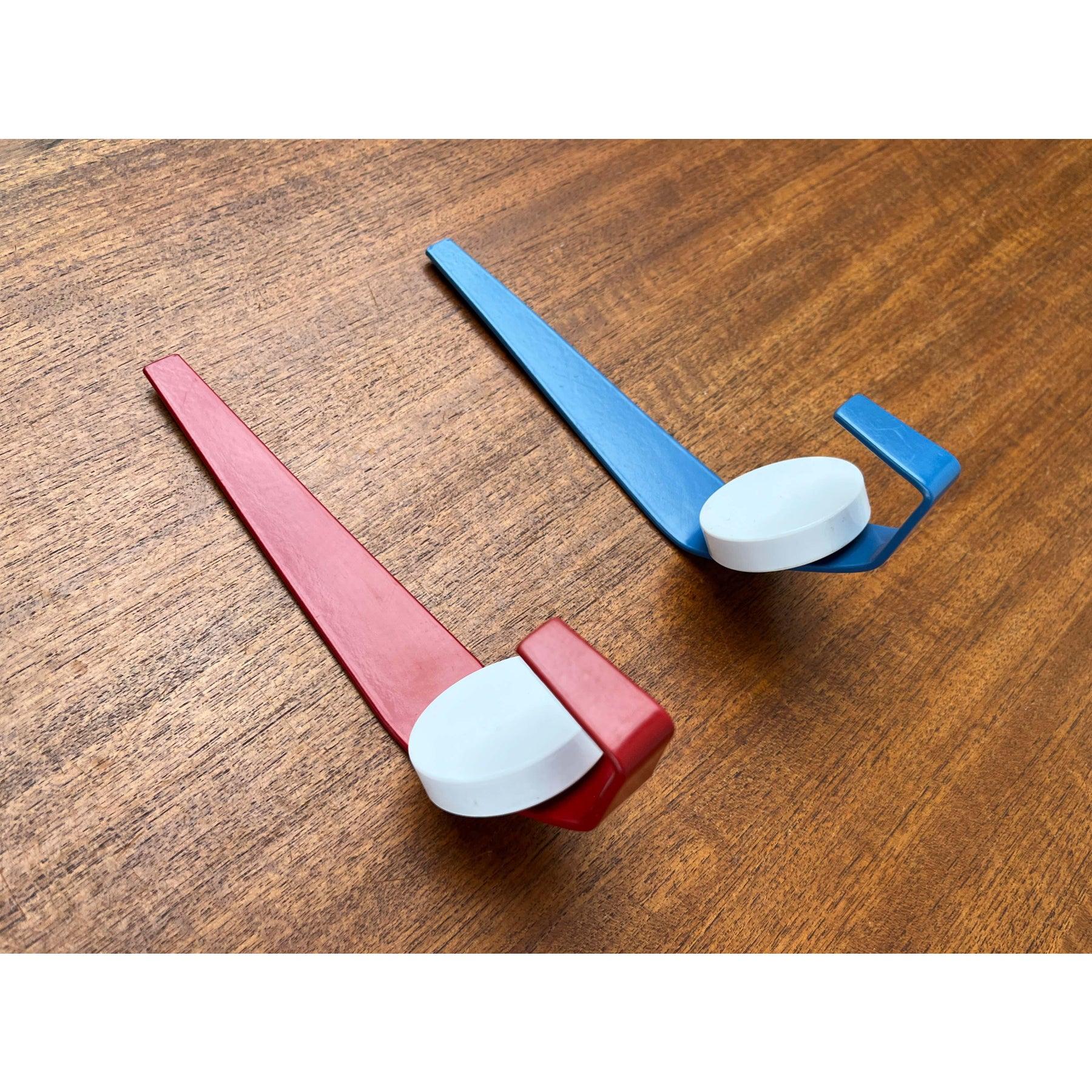 Set di 2 appendiabiti minimalisti in metallo della metà del secolo scorso, anni '60 in vendita 6