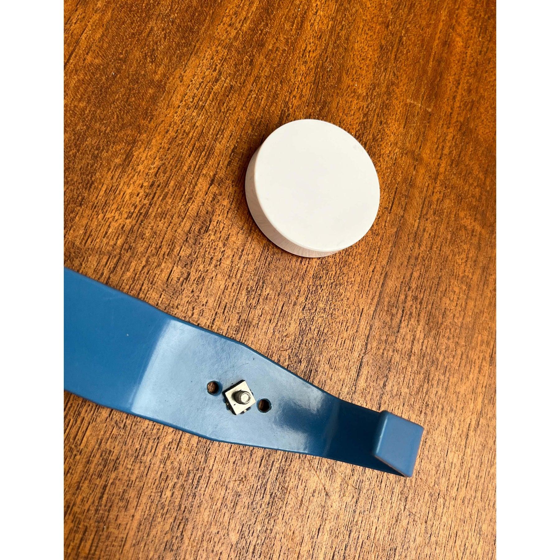 Set di 2 appendiabiti minimalisti in metallo della metà del secolo scorso, anni '60 in vendita 1