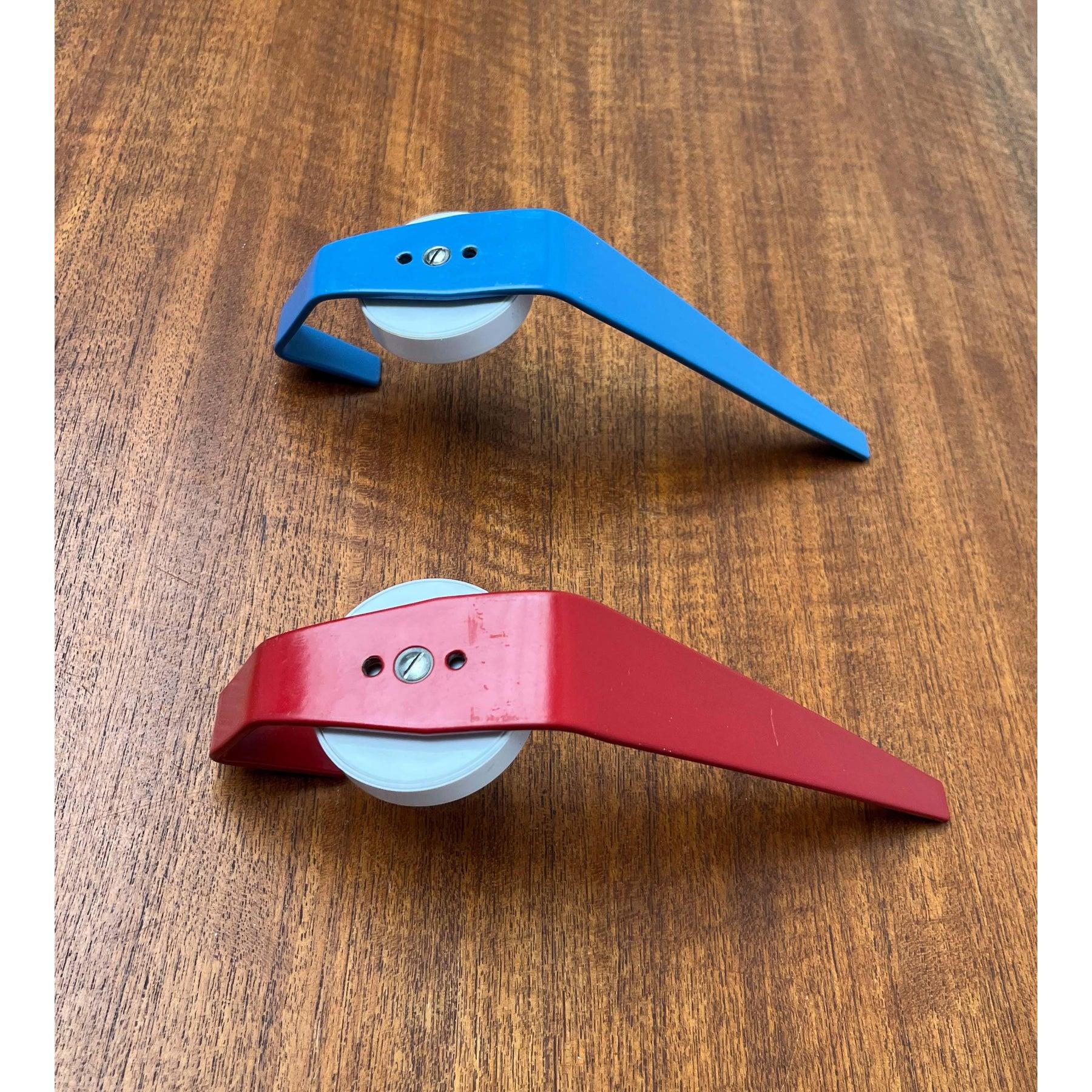 Set di 2 appendiabiti minimalisti in metallo della metà del secolo scorso, anni '60 in vendita 2