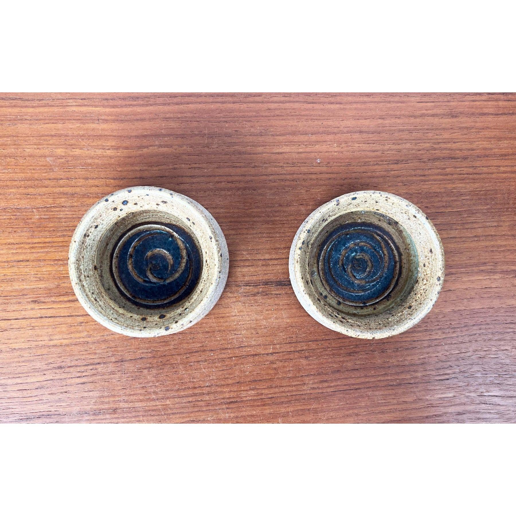 Cuencos de Studio Pottery danés moderno de mediados de siglo de Tue Poulsen para Tue Keramik, años 60, set de 2, en muy buen estado. Diseñado de 1960 a 1969. Existen pruebas oficiales de autenticidad, como catálogos antiguos, registros de