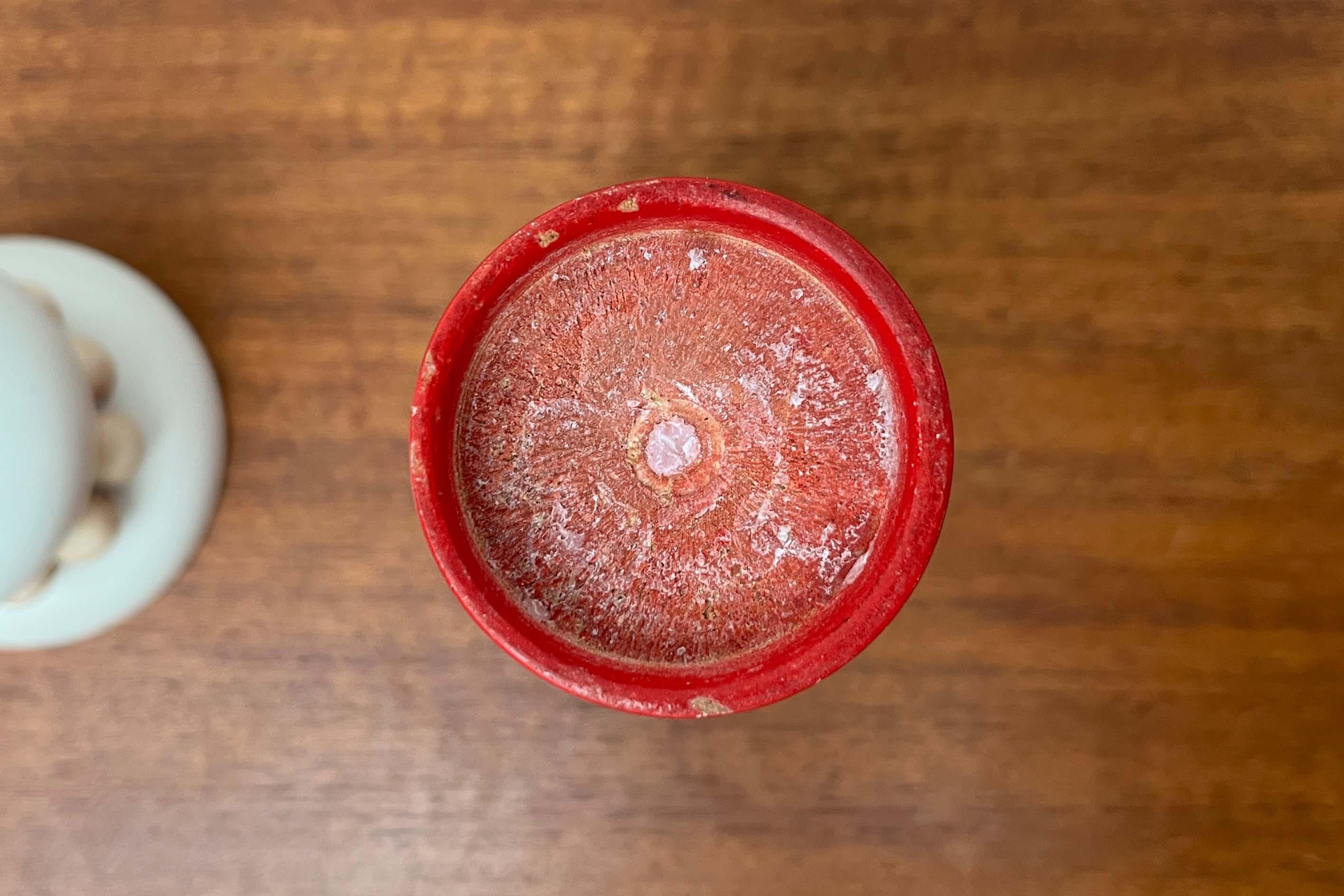 Set di 2 portacandele in legno rosso e bianco della modernità di metà secolo Aarikka, Finlandia in vendita 3