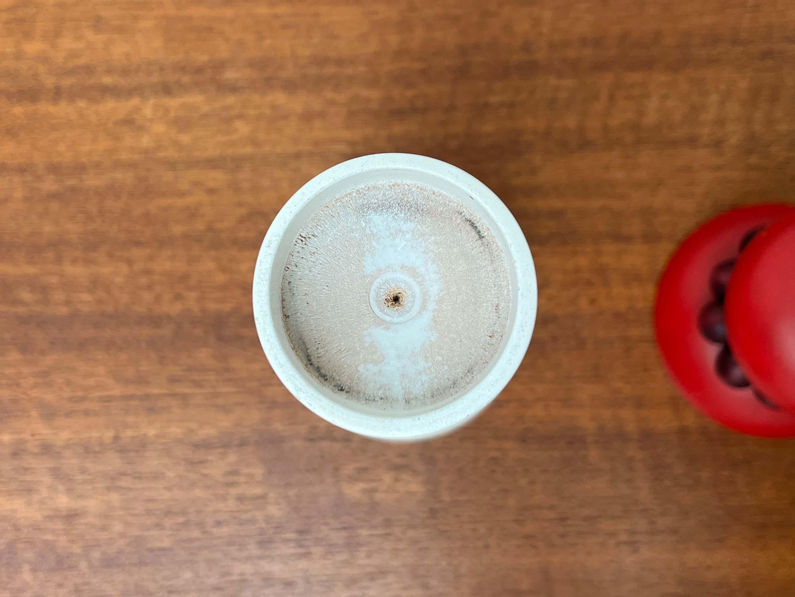 Set di 2 portacandele in legno rosso e bianco della modernità di metà secolo Aarikka, Finlandia in vendita 4