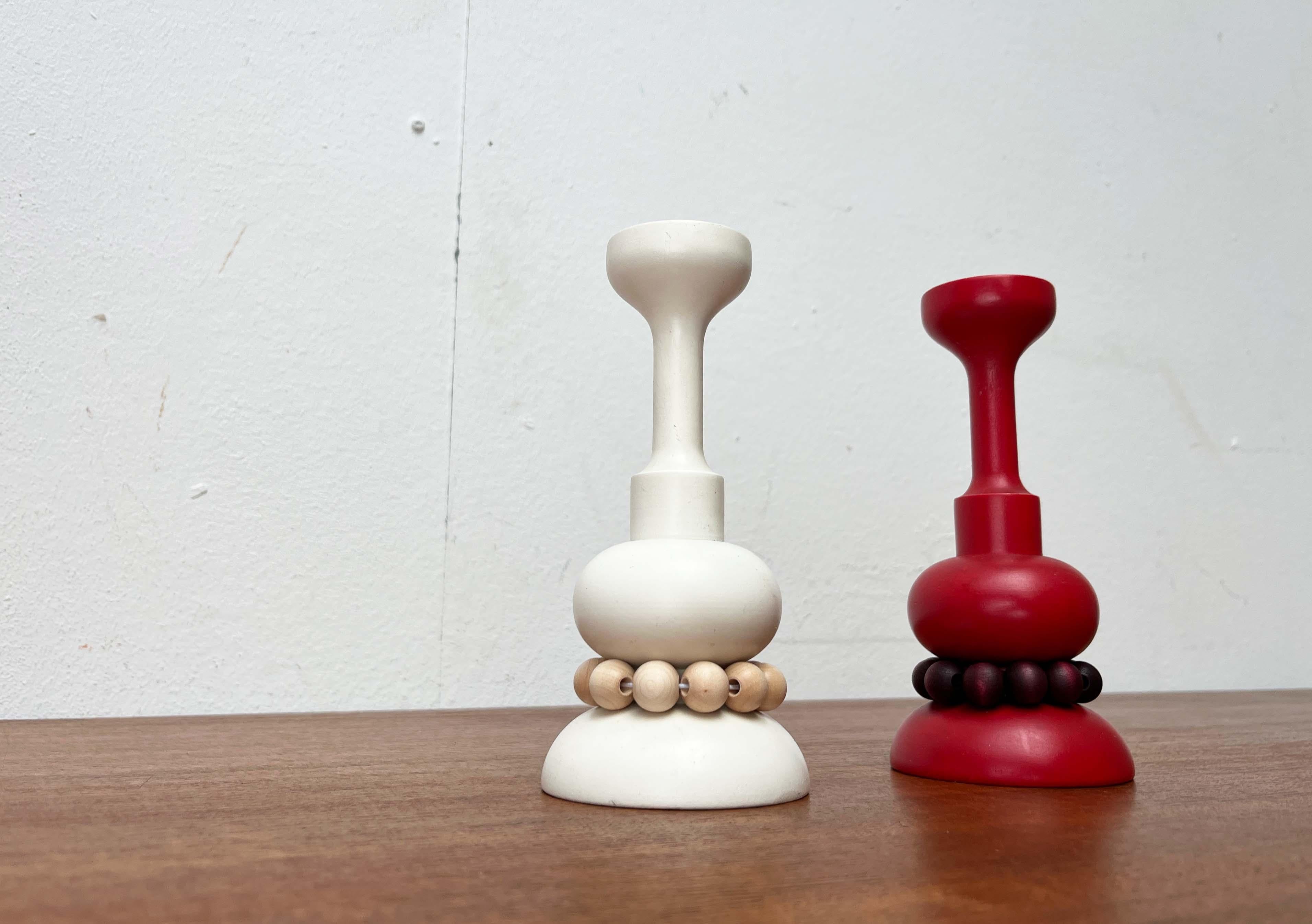 Set di 2 portacandele in legno rosso e bianco della modernità di metà secolo Aarikka, Finlandia in vendita 5