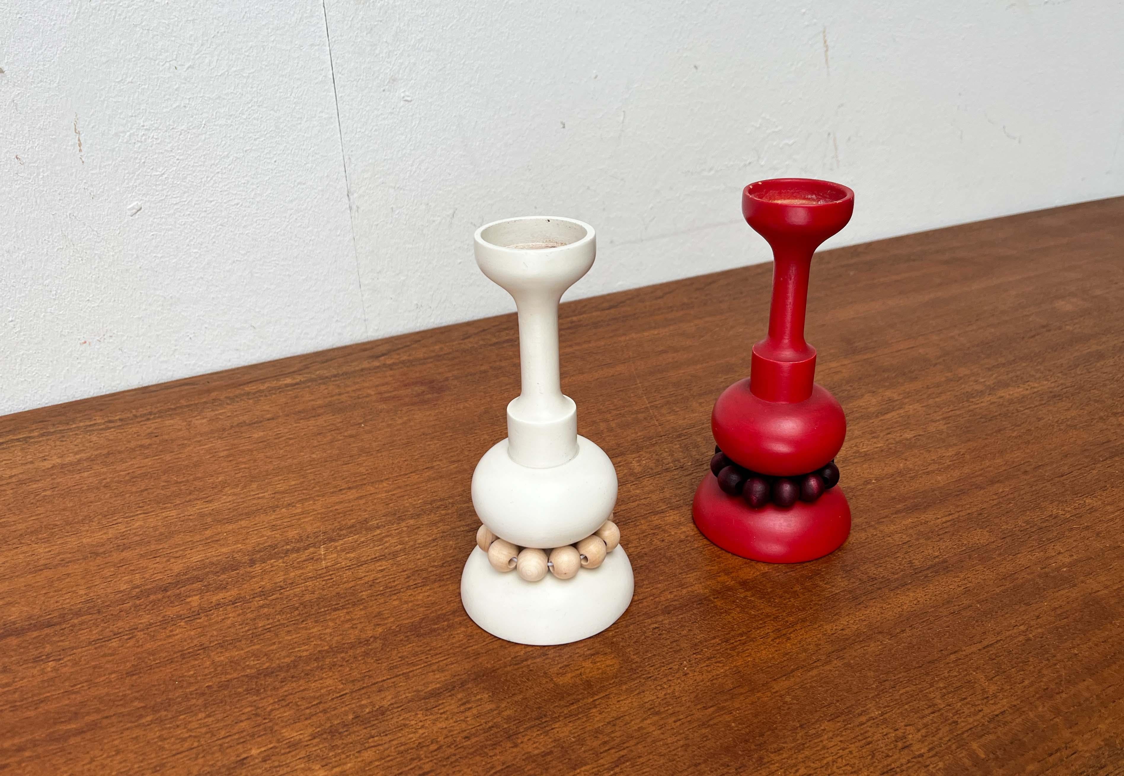 Set di 2 portacandele in legno rosso e bianco della modernità di metà secolo Aarikka, Finlandia in vendita 6