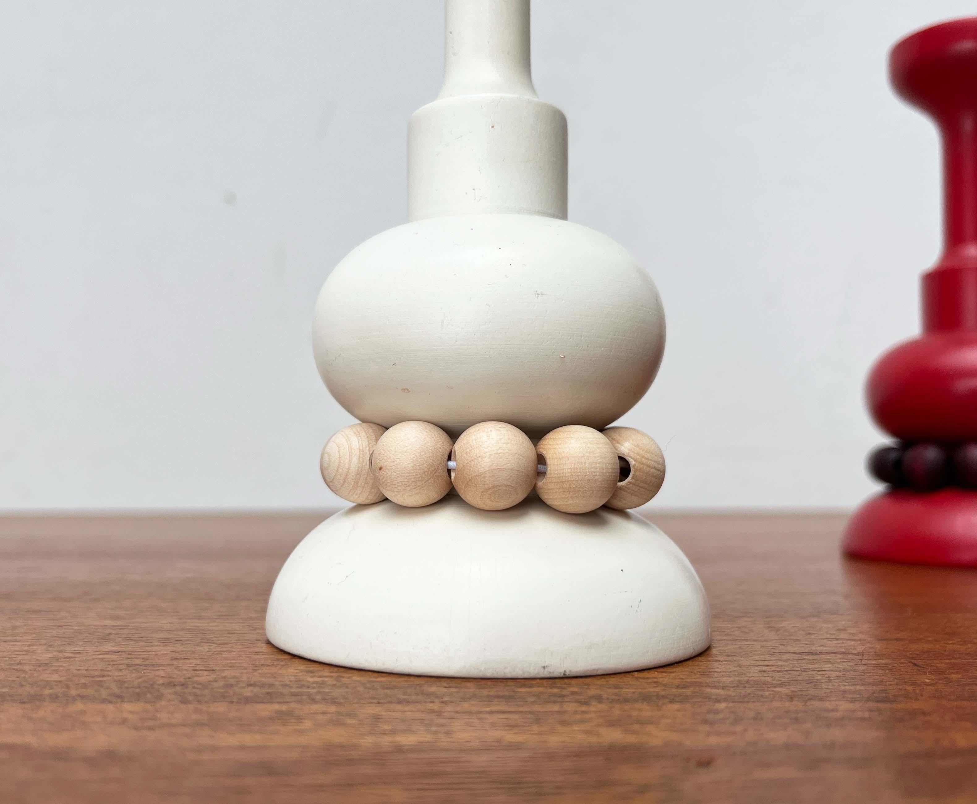Set di 2 portacandele in legno rosso e bianco della modernità di metà secolo Aarikka, Finlandia in vendita 7